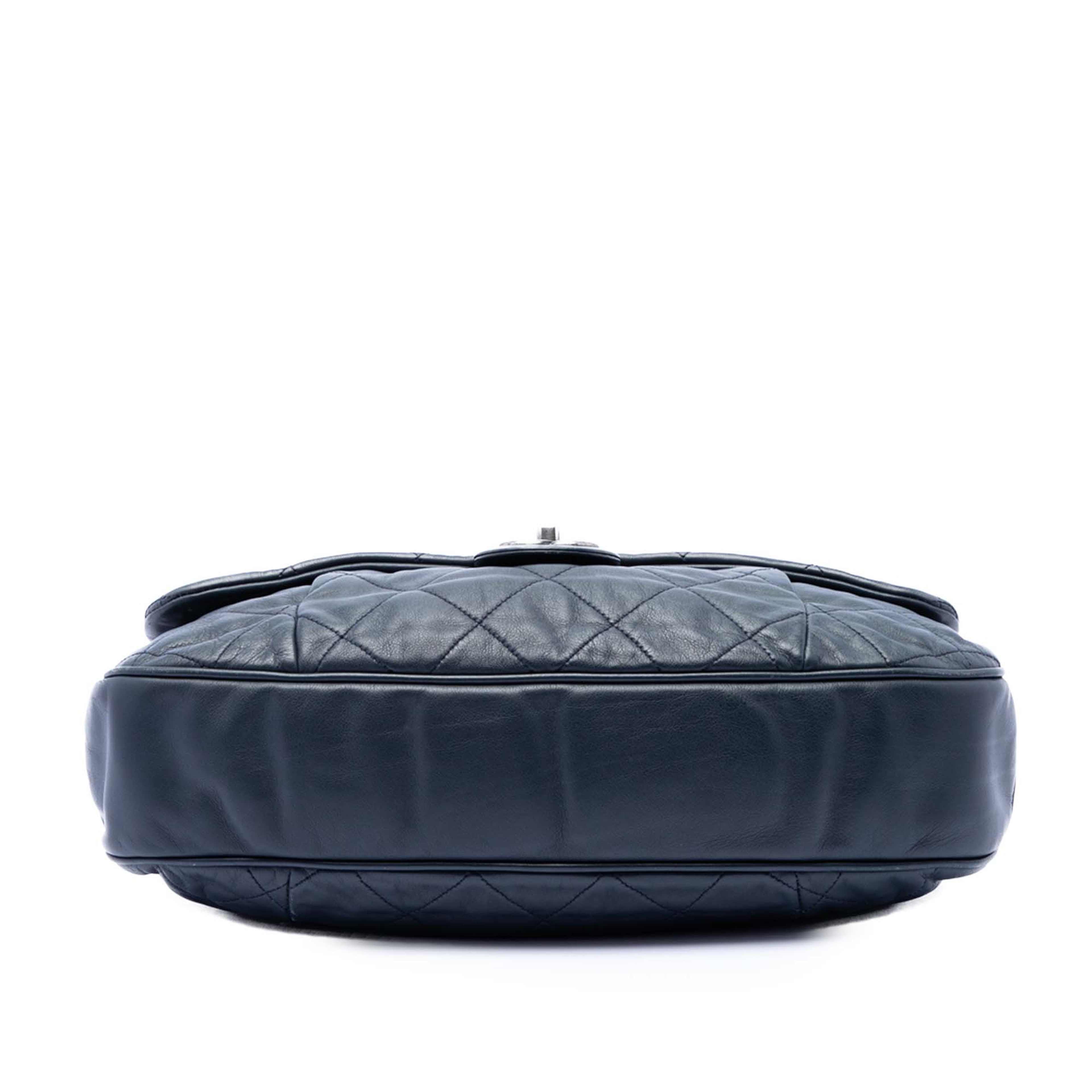Chanel Quilted Calfskin Coco Pleats Flap, från Luxclusif, i färgen blå. Klicka för att öppna bilden i stort format
