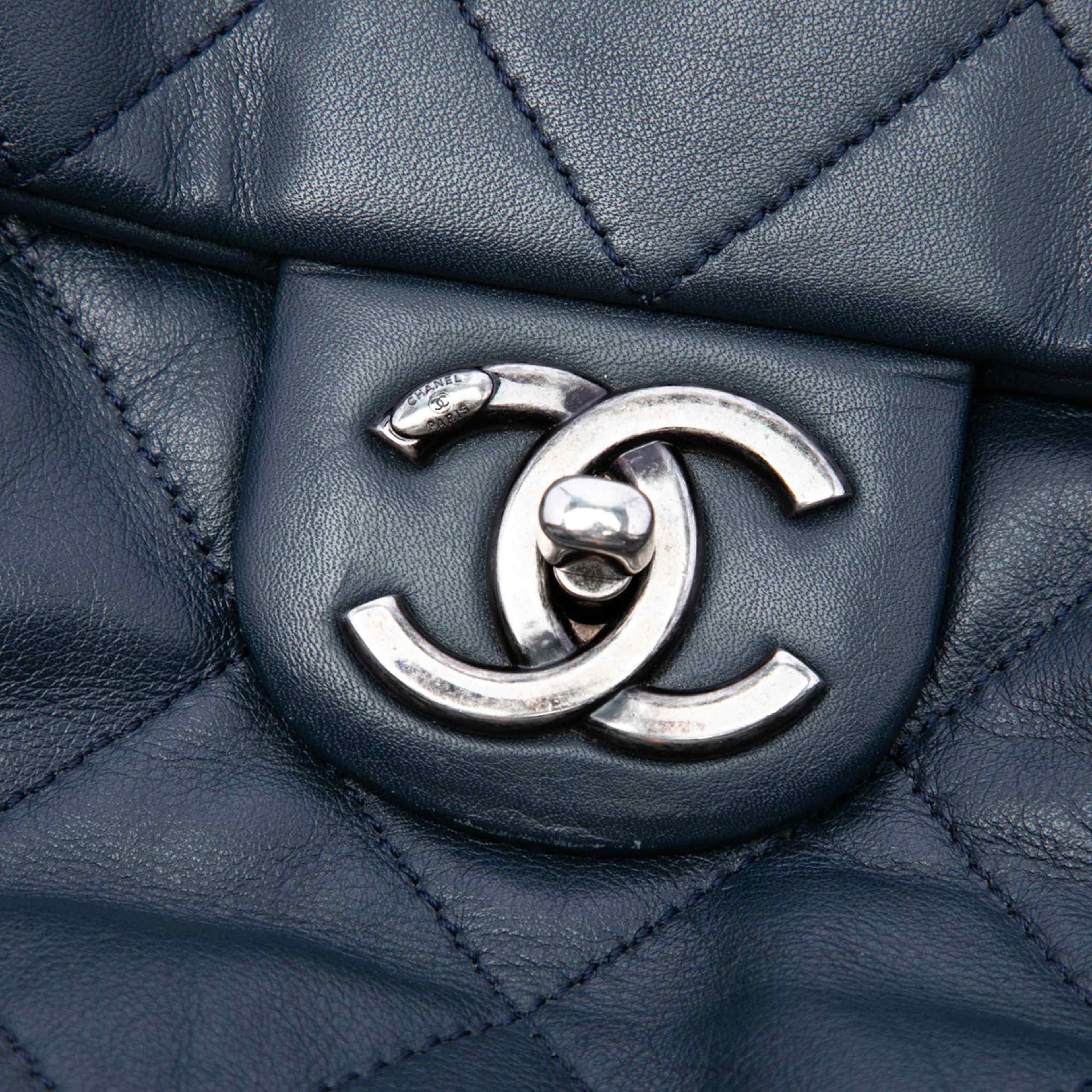 Chanel Quilted Calfskin Coco Pleats Flap, från Luxclusif, i färgen navy. Klicka för att öppna bilden i stort format
