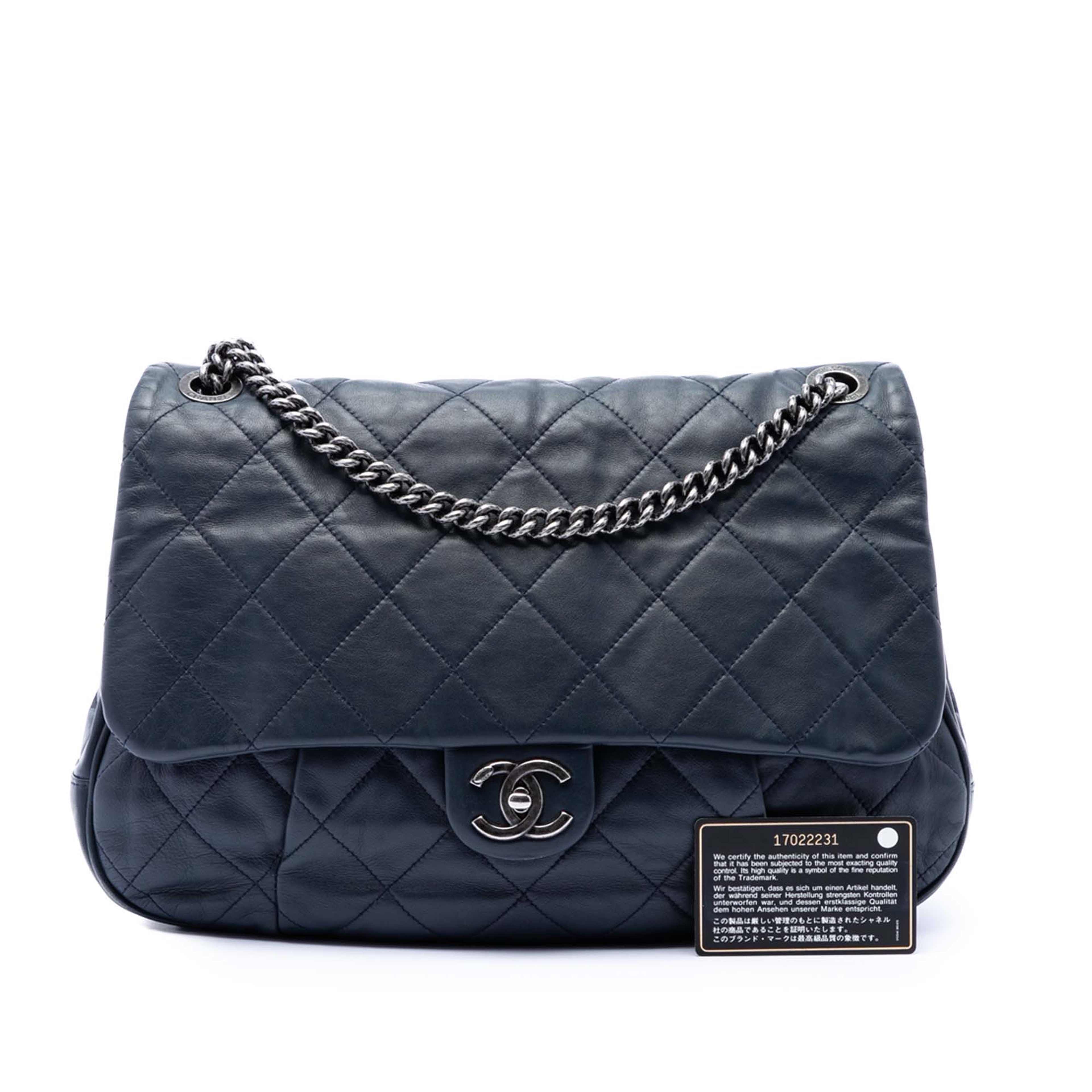 Chanel Quilted Calfskin Coco Pleats Flap, från Luxclusif, i färgen blå. Klicka för att öppna bilden i stort format