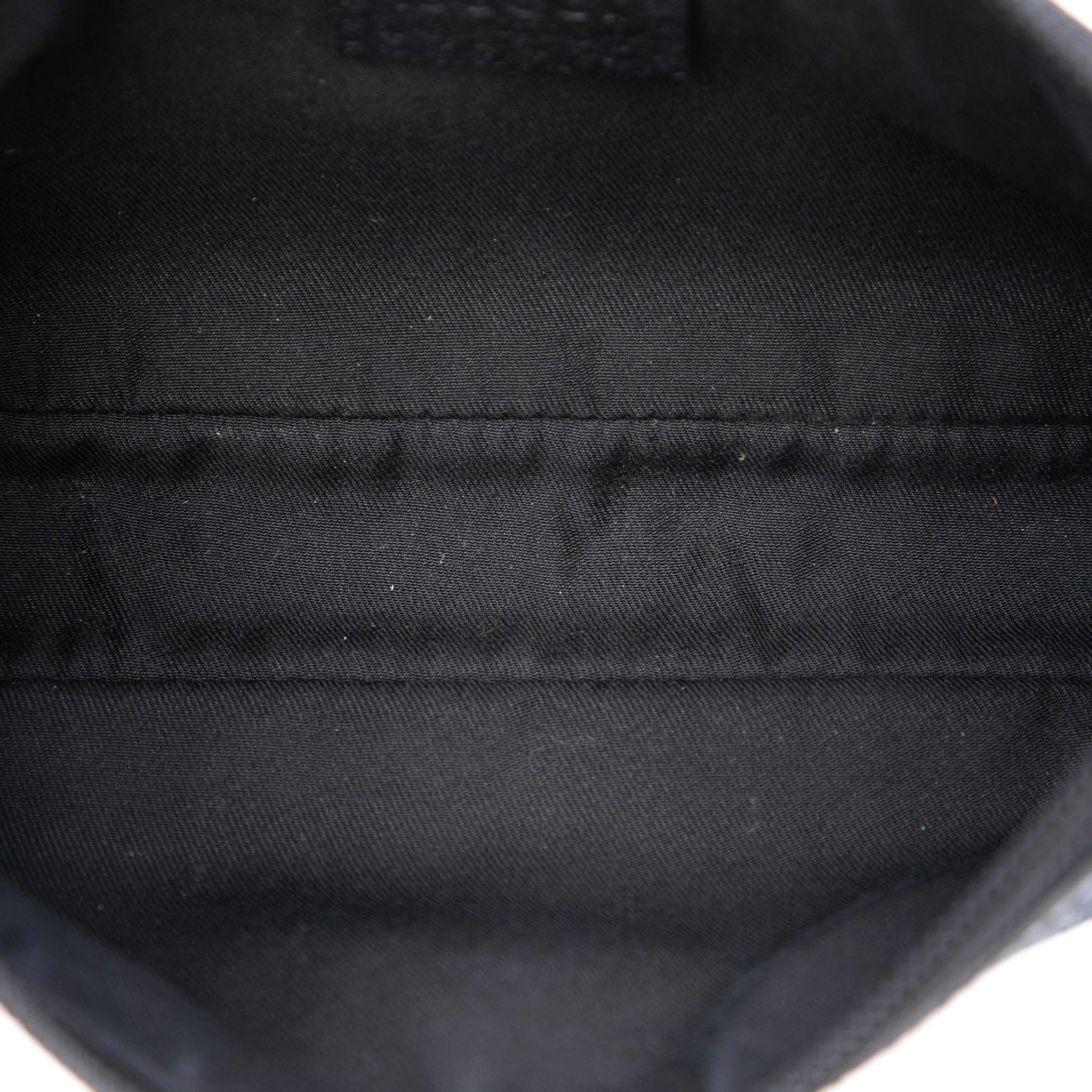 Gucci Gg Canvas Shoulder Bag, från Luxclusif, i färgen svart. Klicka för att öppna bilden i stort format