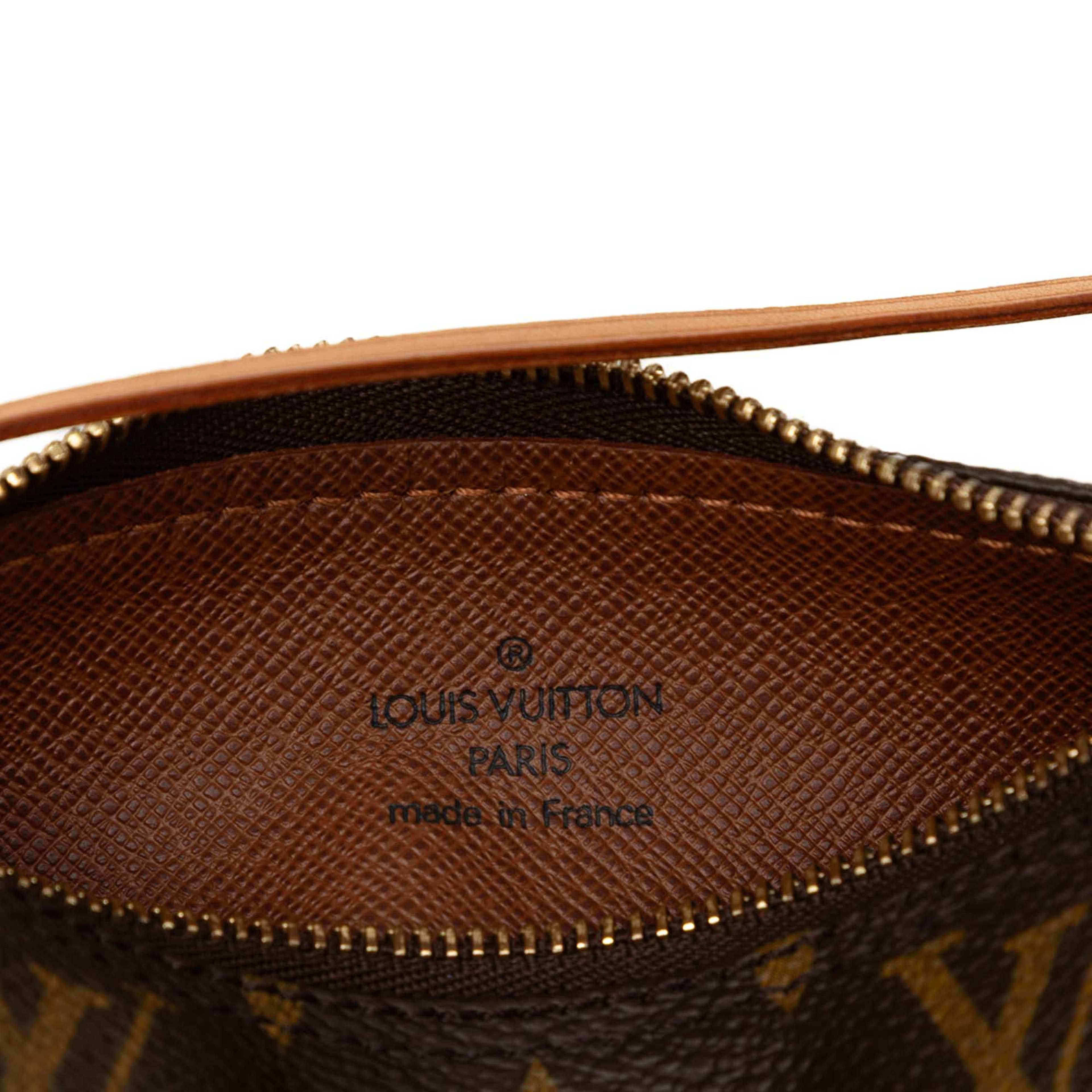 Louis Vuitton Monogram Papillon Pochette, från Luxclusif, i färgen brun. Klicka för att öppna bilden i stort format