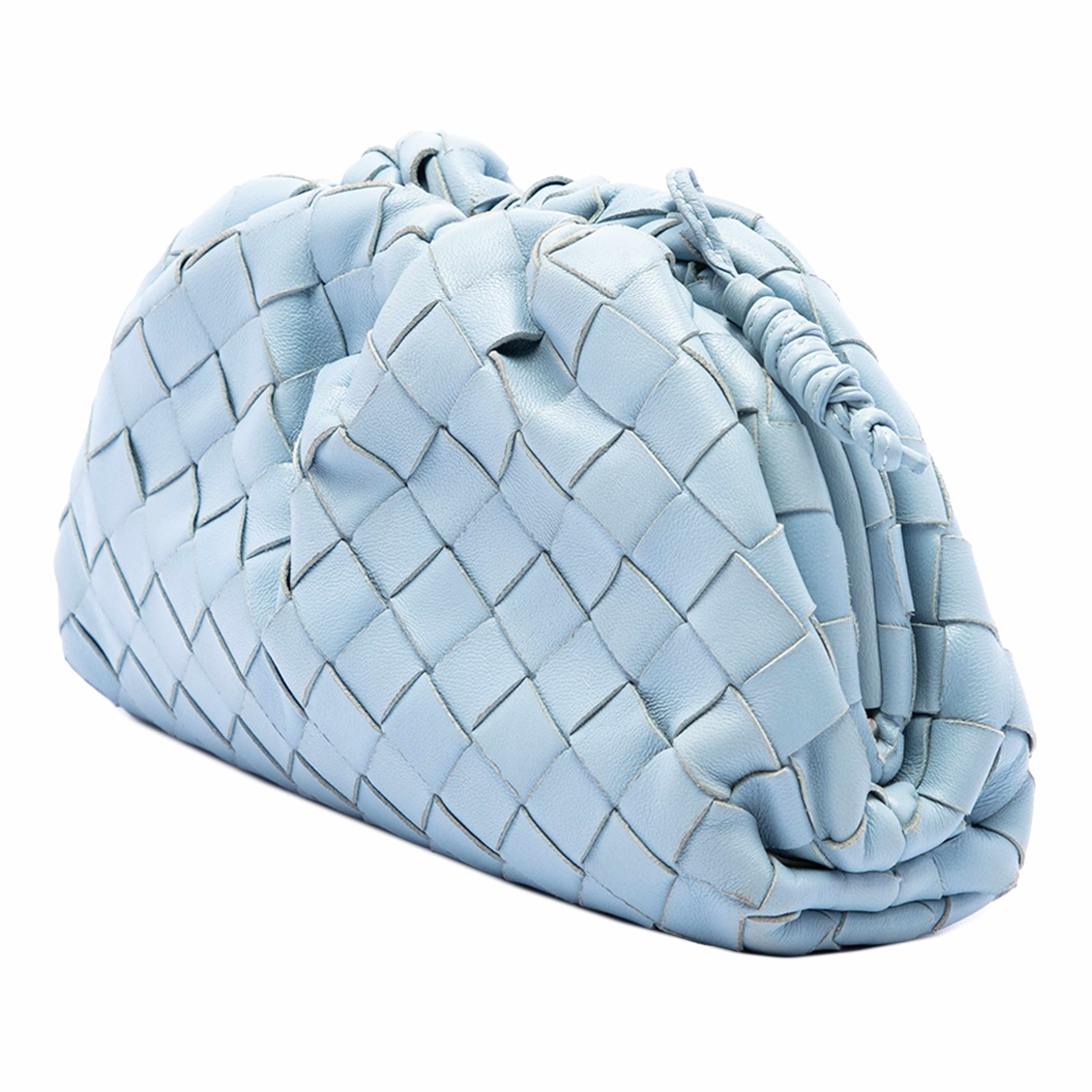 Bottega Veneta Nappa Intrecciato The Mini Pouch Crossbody, från Luxclusif, i färgen blå. Klicka för att öppna bilden i stort format