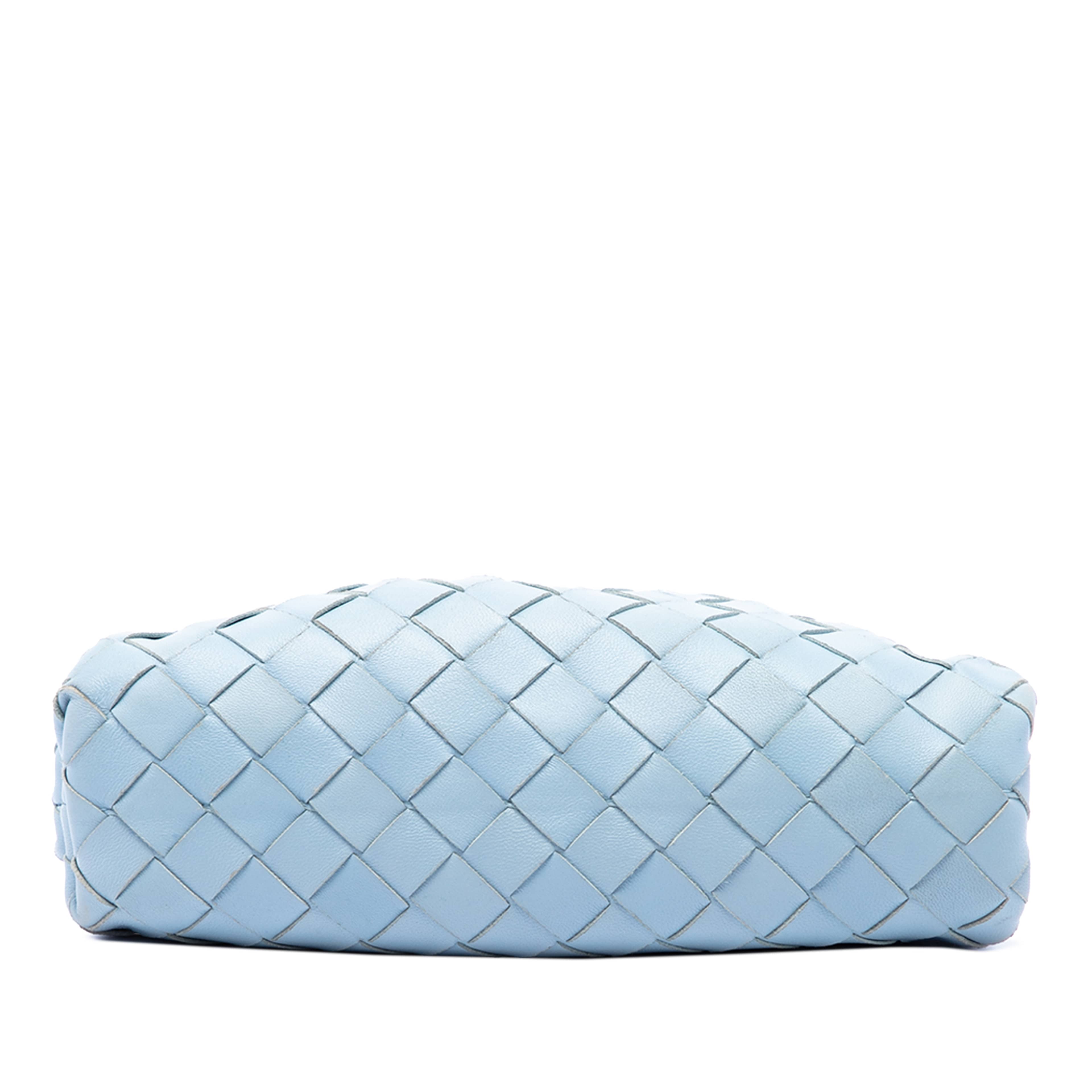 Bottega Veneta Nappa Intrecciato The Mini Pouch Crossbody, från Luxclusif, i färgen blå. Klicka för att öppna bilden i stort format