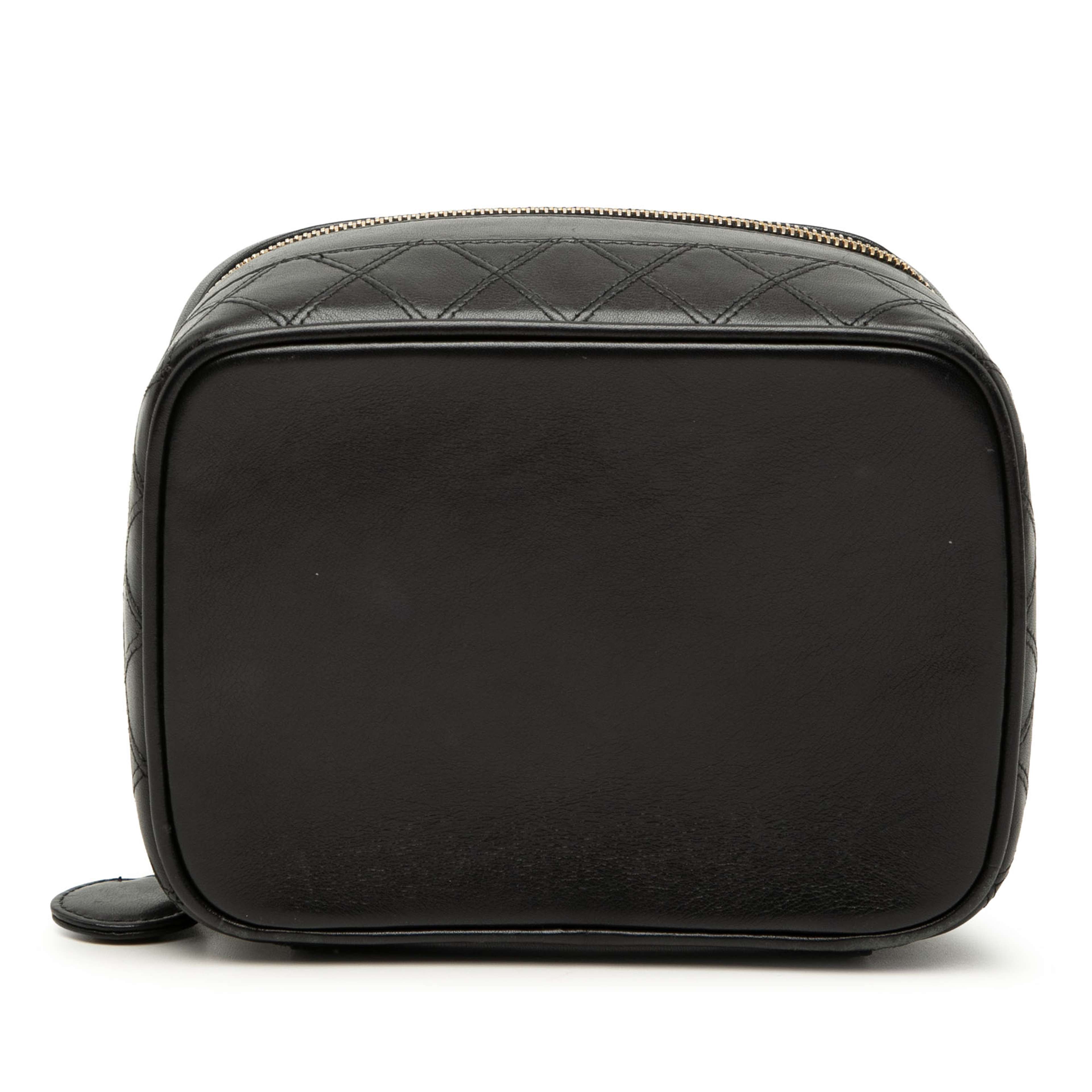 Chanel Cc Quilted Lambskin Vanity Bag, från Luxclusif, i färgen black. Klicka för att öppna bilden i stort format