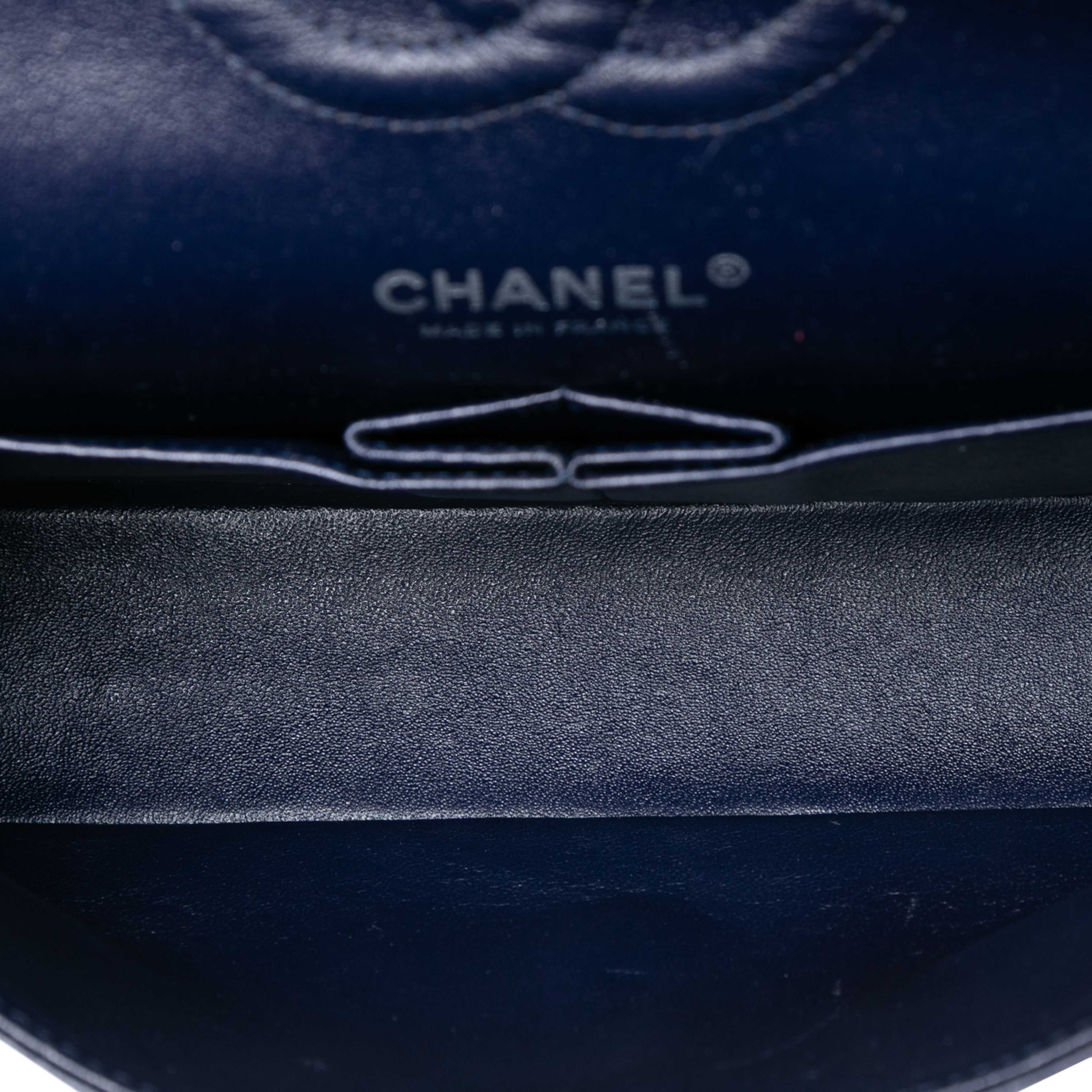 Chanel Medium Classic Caviar Double Flap, från Luxclusif, i färgen navy. Klicka för att öppna bilden i stort format