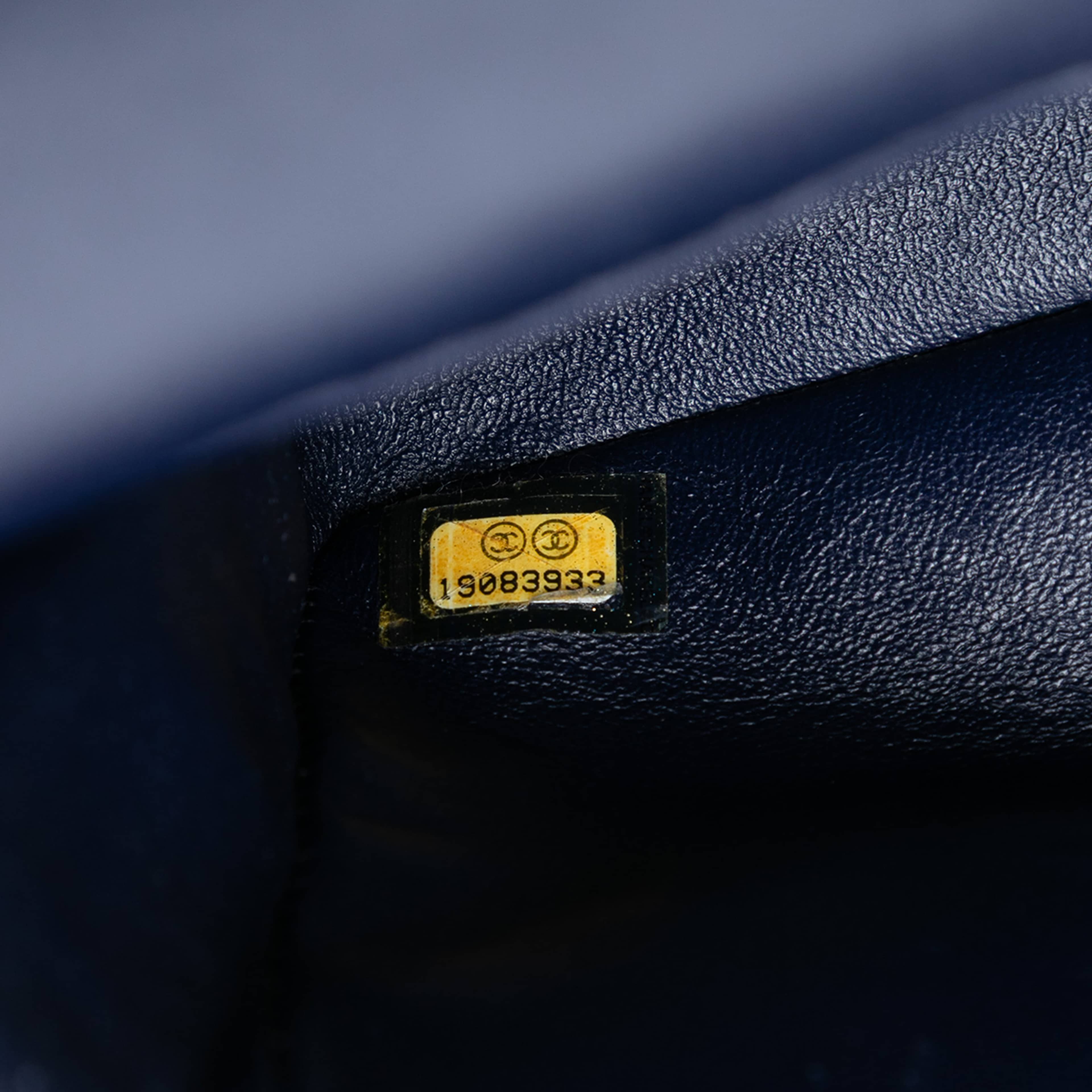 Chanel Medium Classic Caviar Double Flap, från Luxclusif, i färgen navy. Klicka för att öppna bilden i stort format