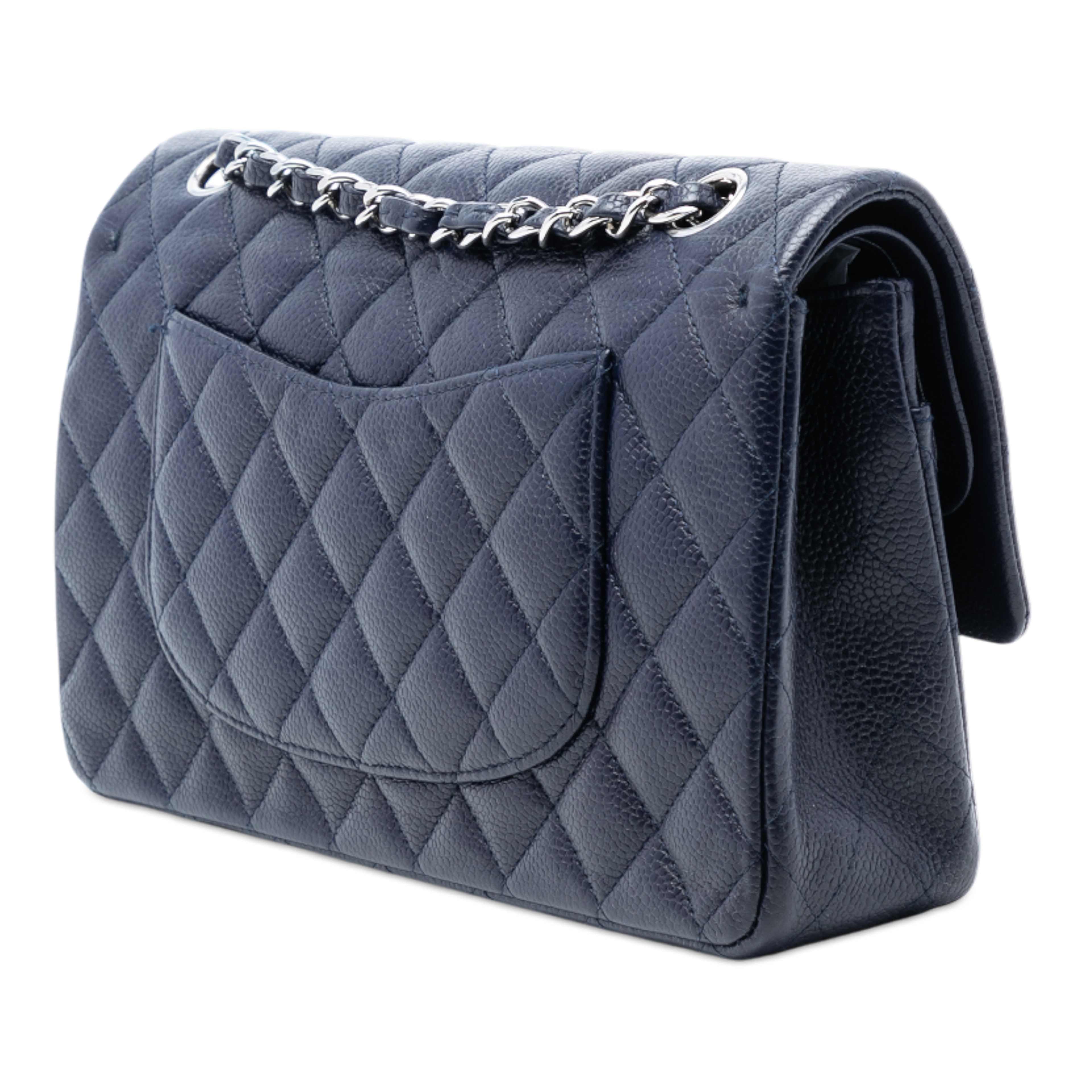 Chanel Medium Classic Caviar Double Flap, från Luxclusif, i färgen navy. Klicka för att öppna bilden i stort format