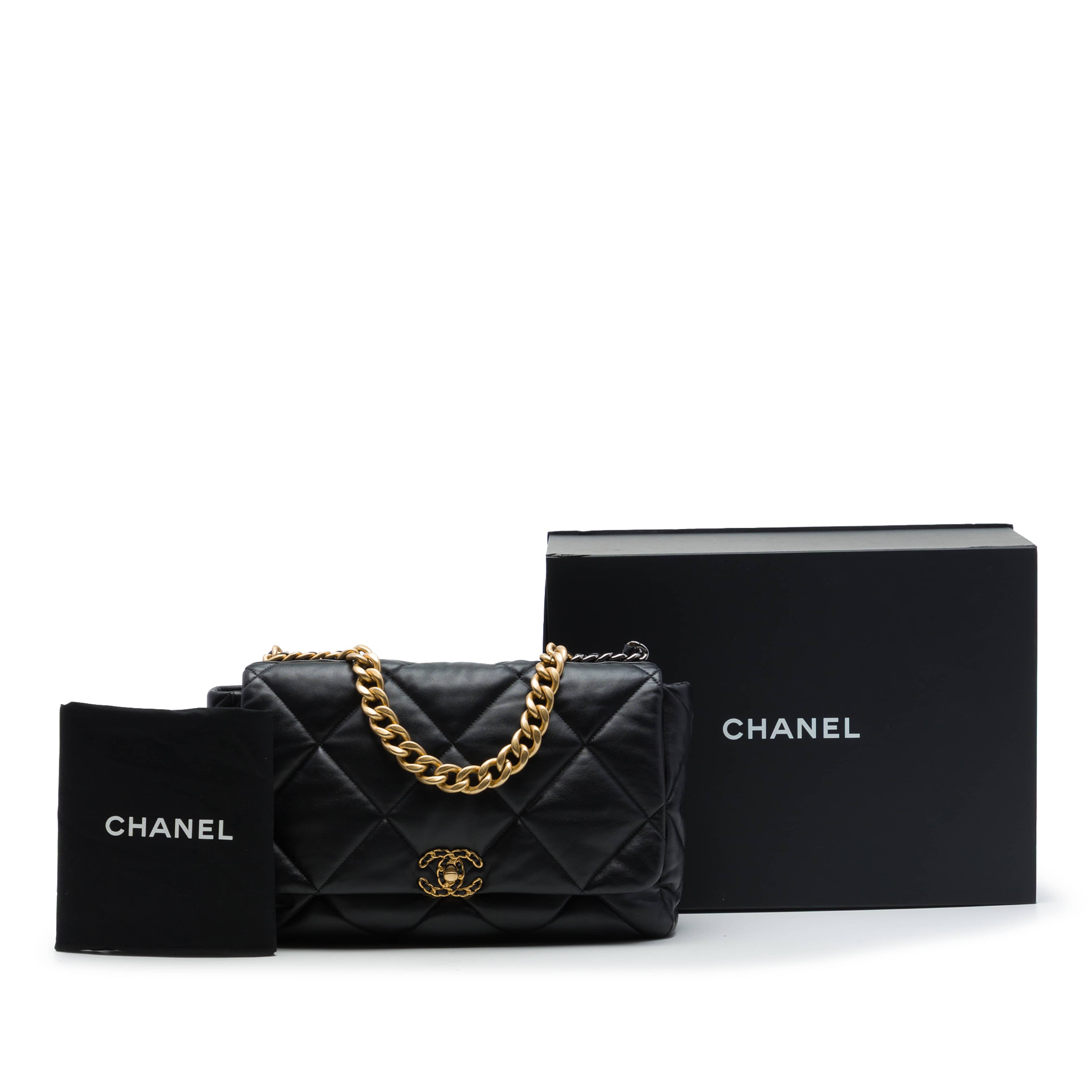 Chanel Maxi Lambskin 19 Flap, från Luxclusif, i färgen svart. Klicka för att öppna bilden i stort format
