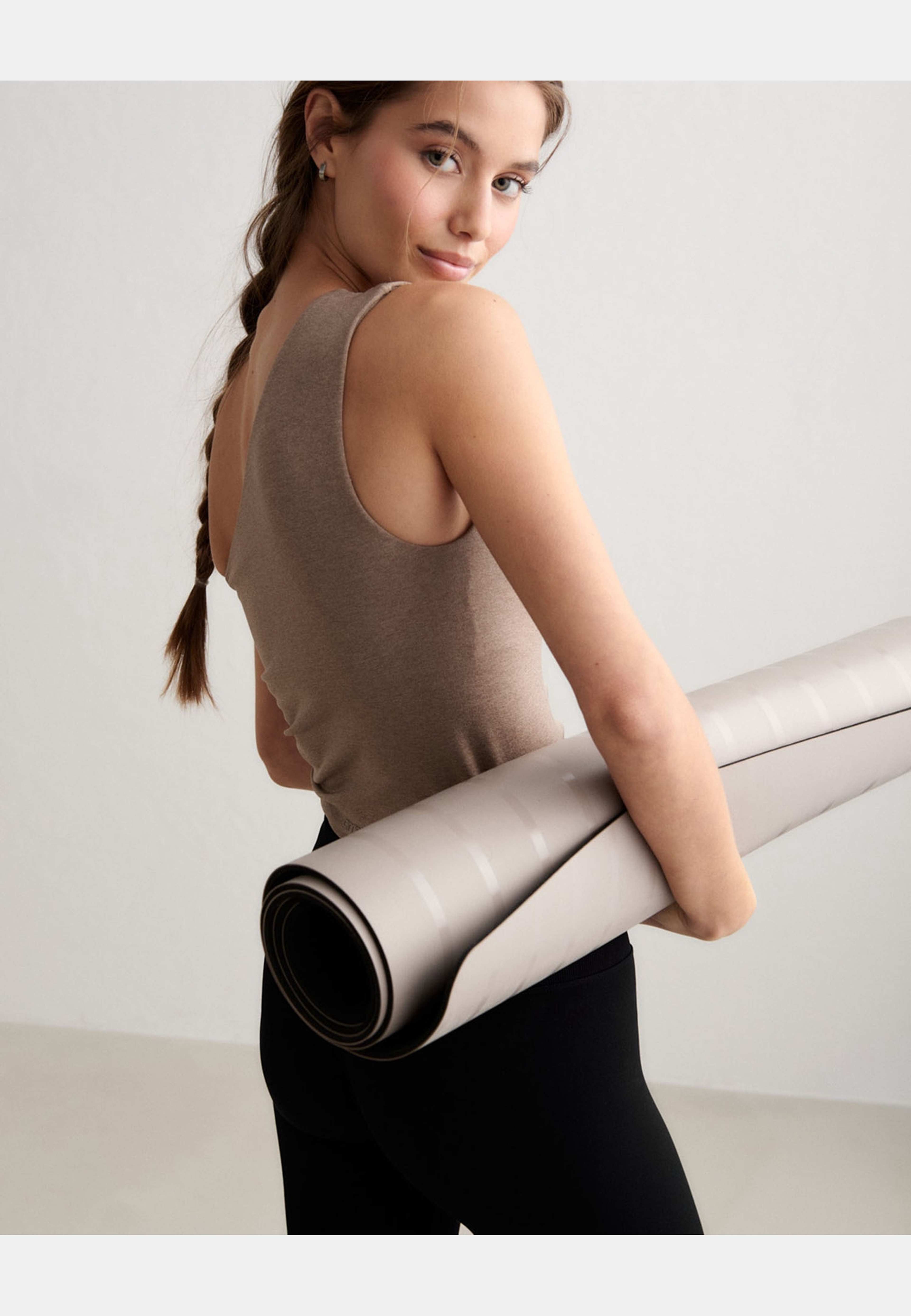 Shape Seamless One Shoulder Bralette, från aim'n, i färgen espresso melange. Klicka för att öppna bilden i stort format