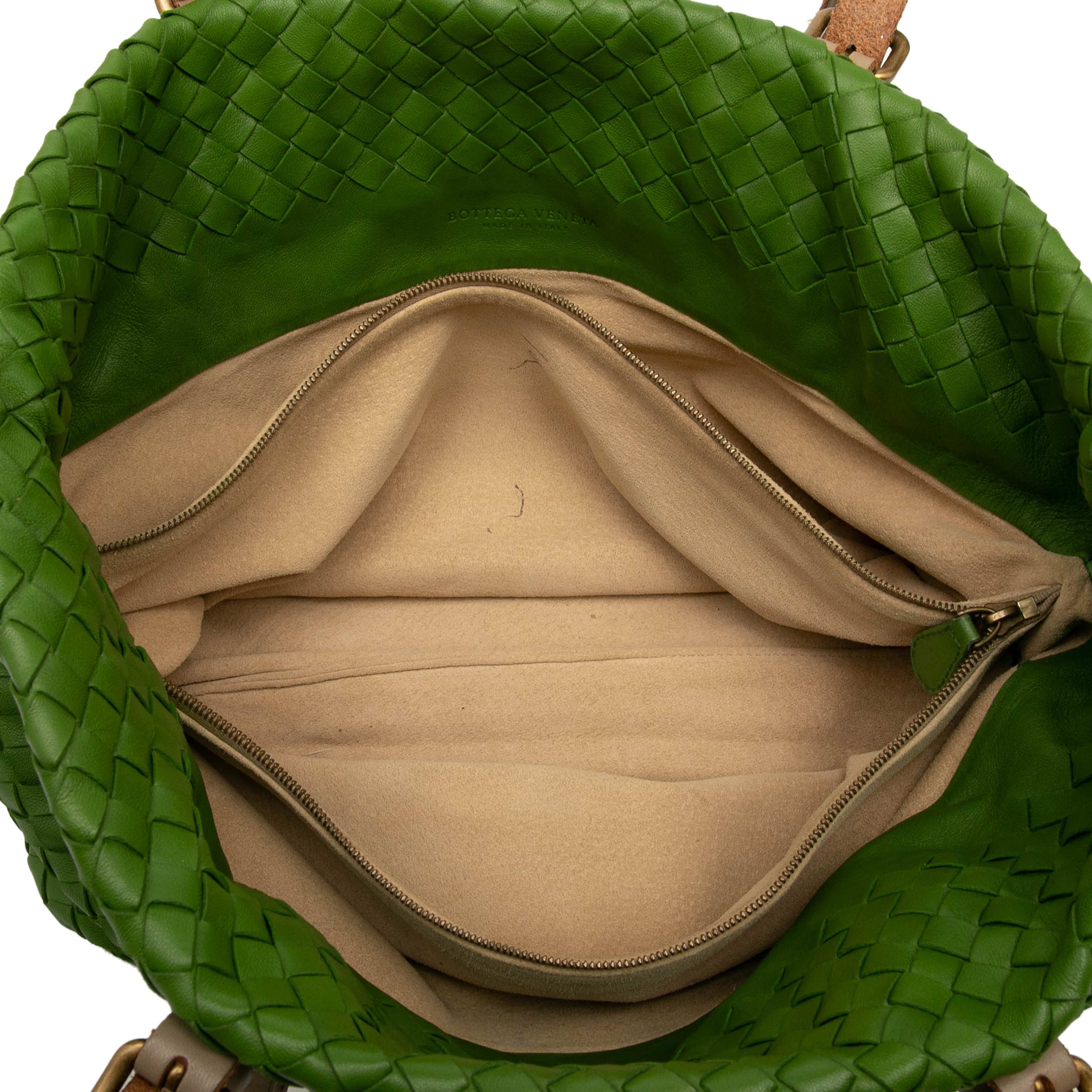 Bottega Veneta Nappa Intrecciato Marquise Flower Tote, från Luxclusif, i färgen green. Klicka för att öppna bilden i stort format