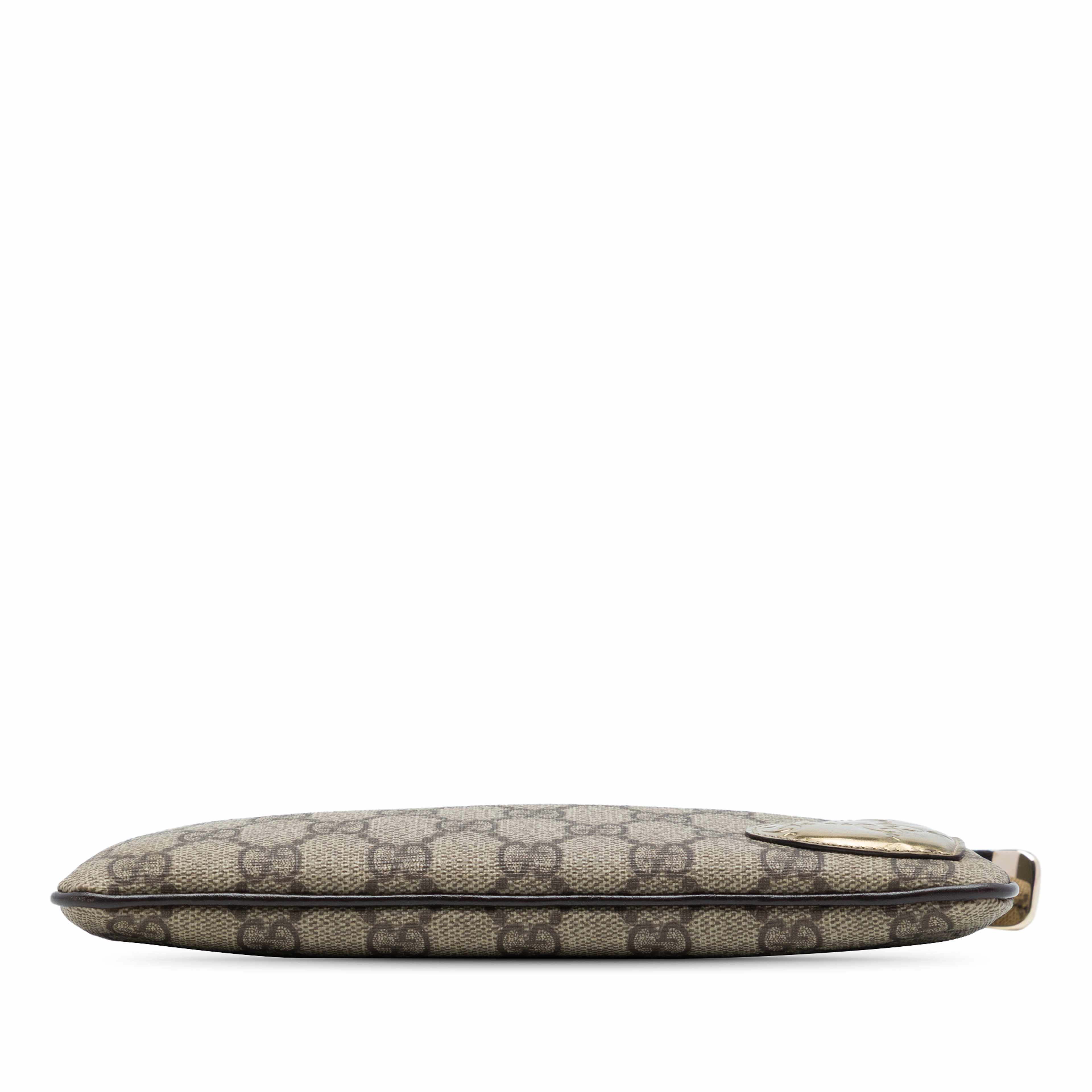 Gucci Guccissima Heart Trimmed Gg Supreme Wristlet Clutch, från Luxclusif, i färgen brun. Klicka för att öppna bilden i stort format