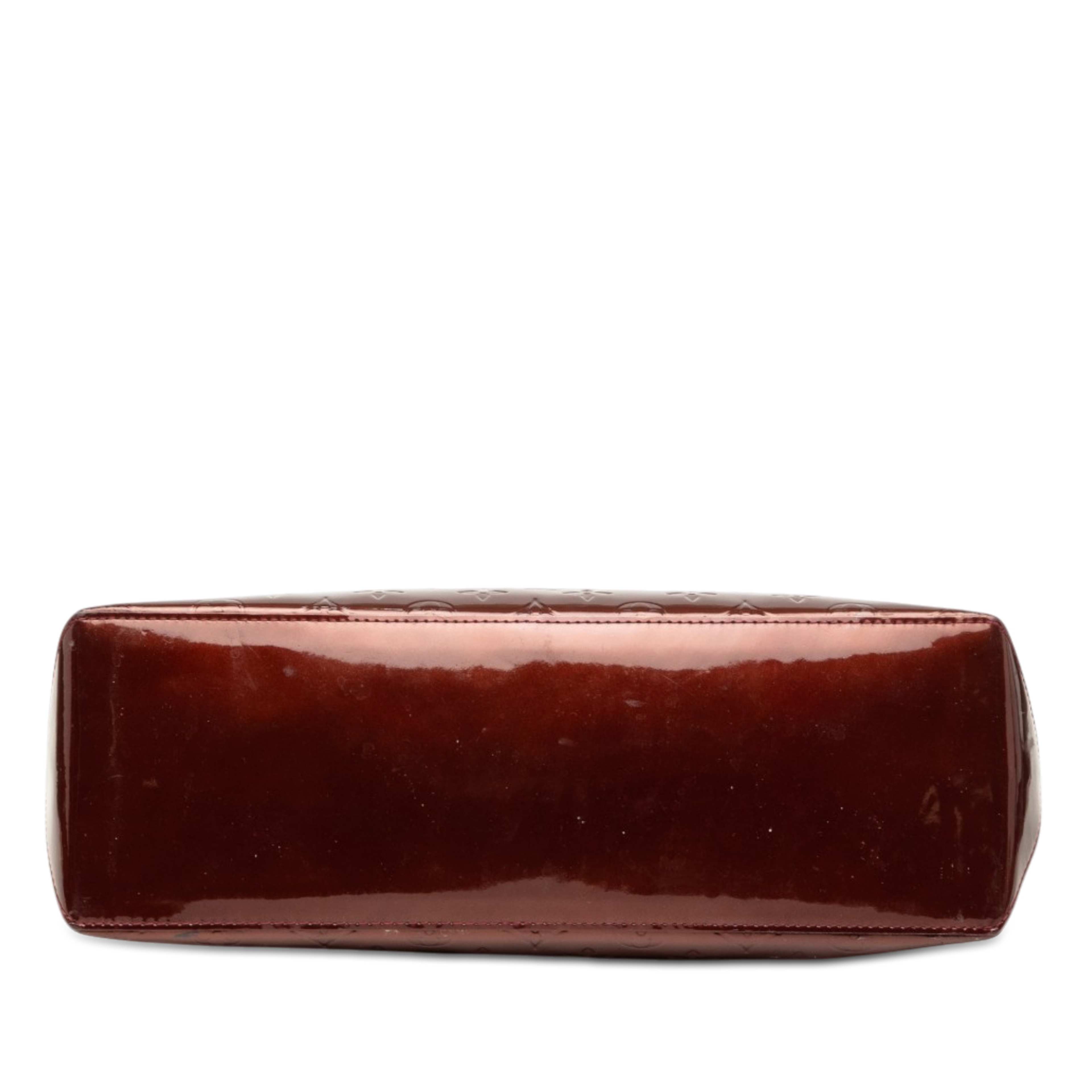 Louis Vuitton Monogram Vernis Wilshire Mm, från Luxclusif, i färgen burgundy. Klicka för att öppna bilden i stort format