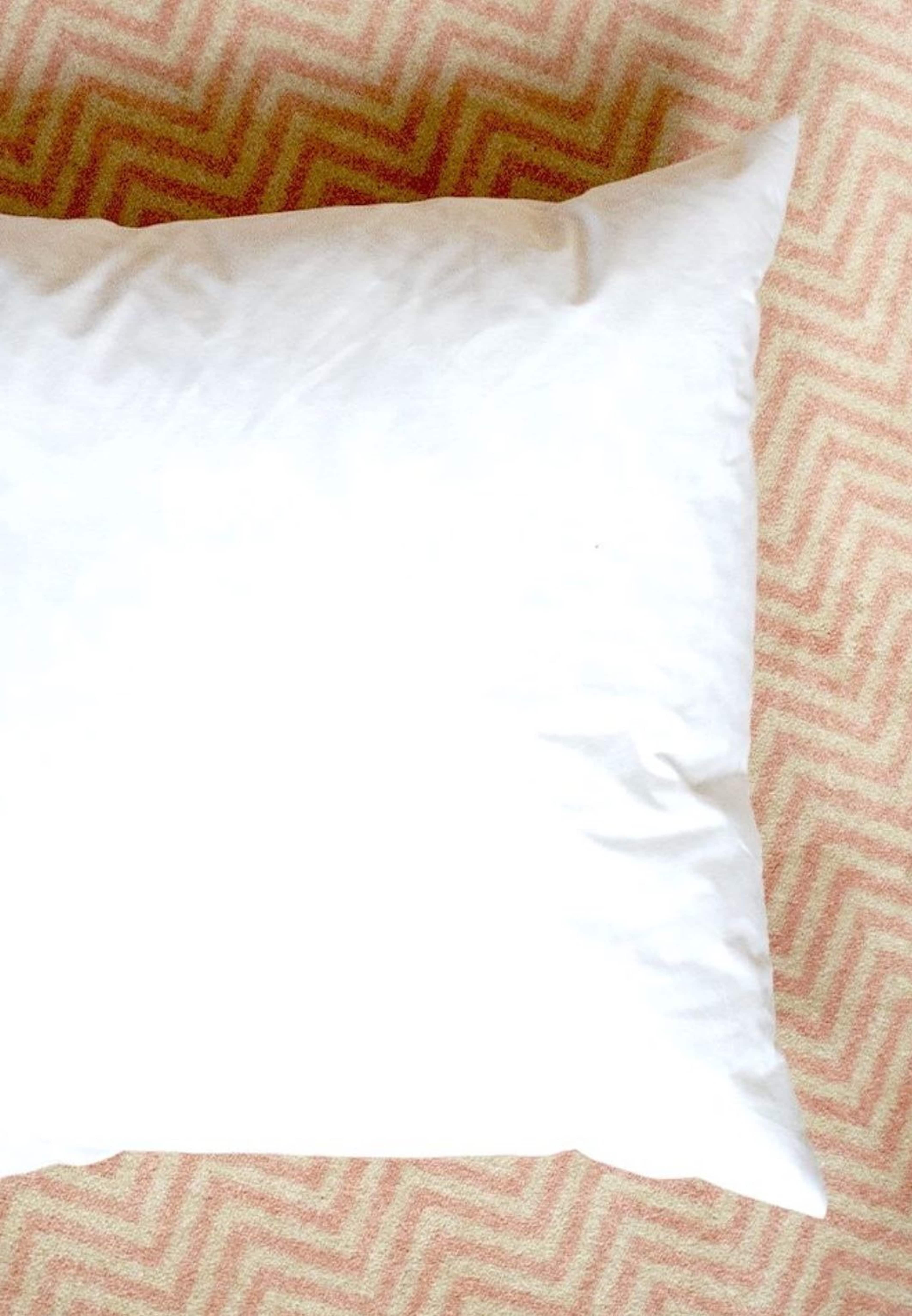 Harper Featherstone - Fjäderinnerkudde 50x50cm, från Home of ESS, i färgen white. Klicka för att öppna bilden i stort format