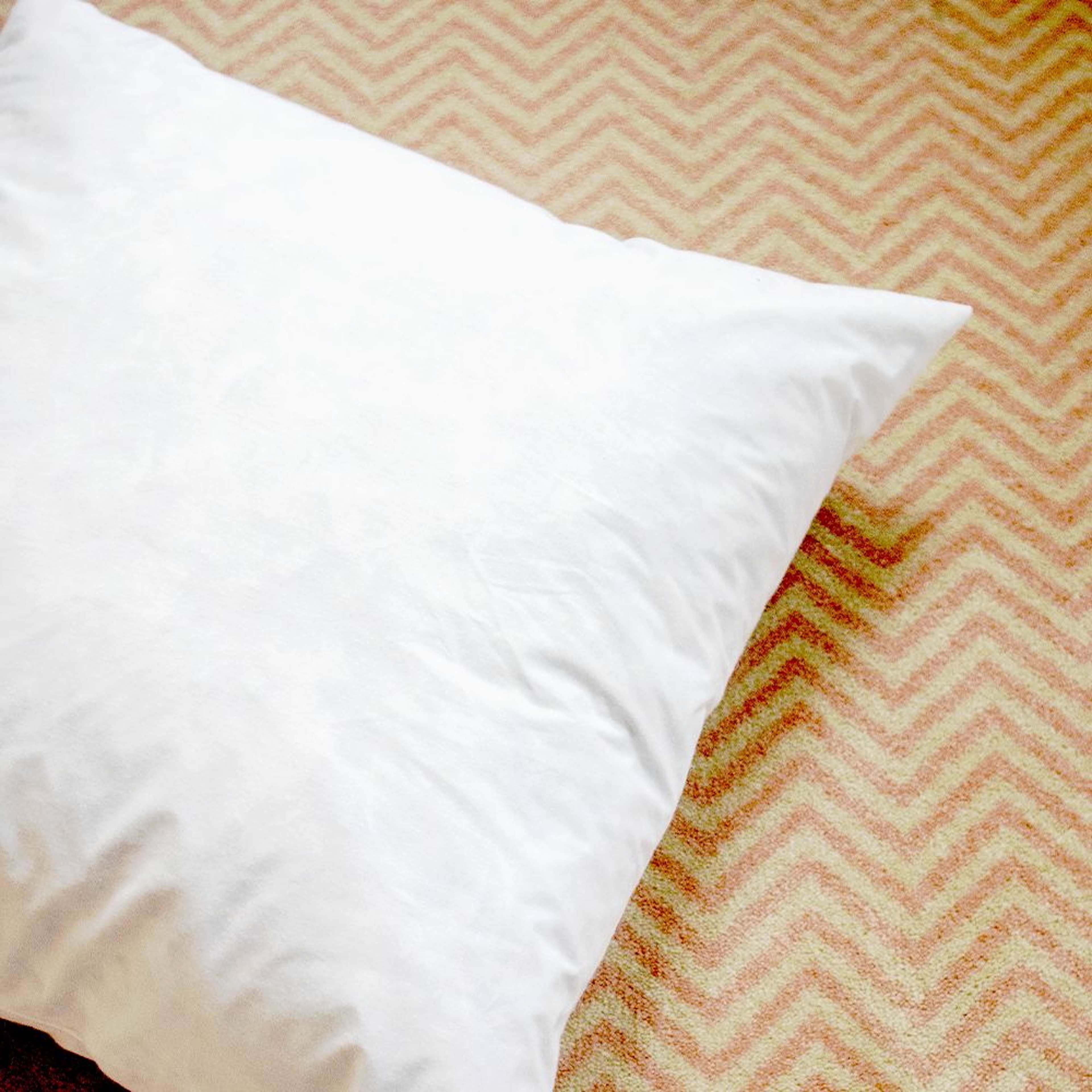 Harper Featherstone - Fjäderinnerkudde 50x50cm, från Home of ESS, i färgen white. Klicka för att öppna bilden i stort format