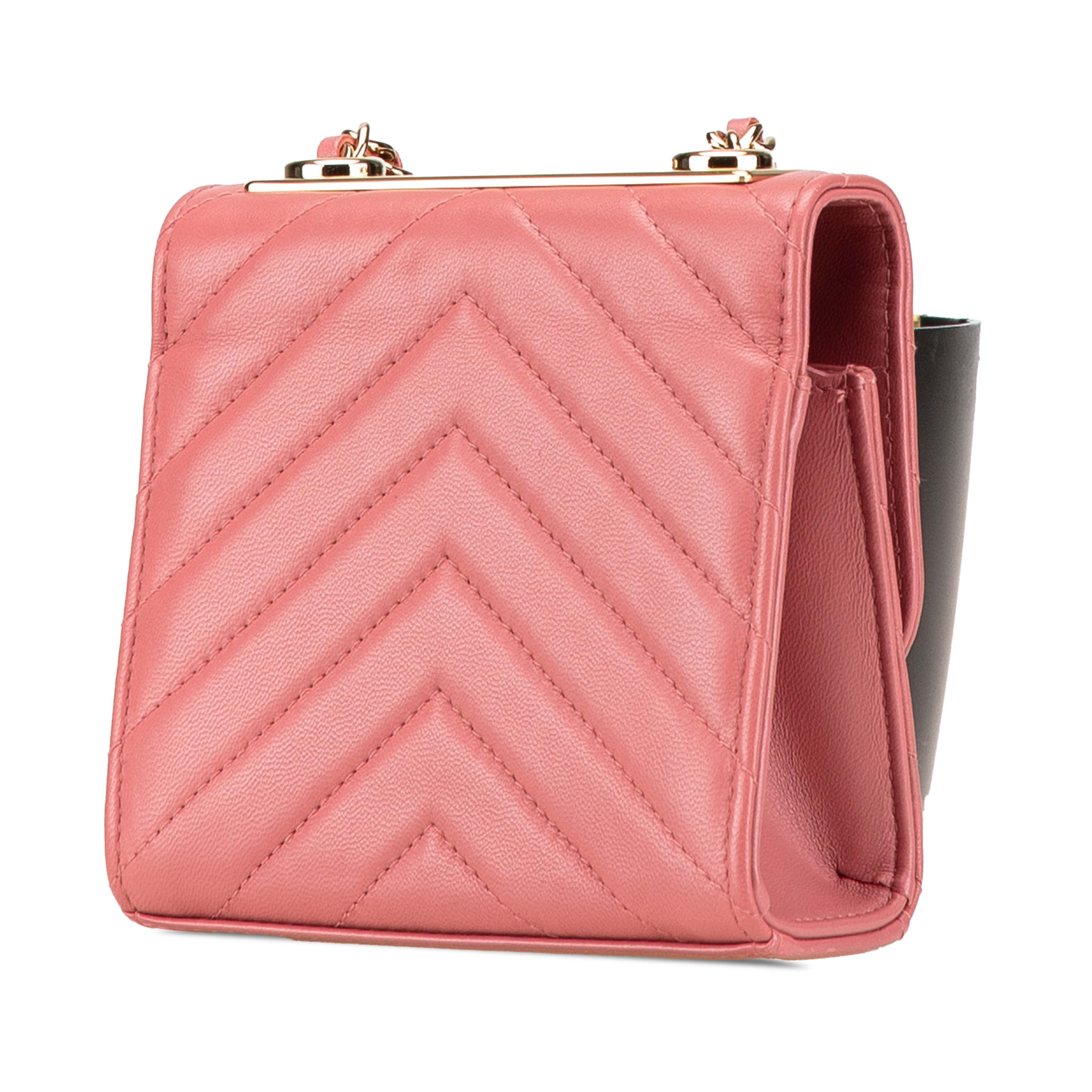 Chanel Mini Chevron Lambskin Trendy Cc Chain Wallet, från Luxclusif, i färgen pink. Klicka för att öppna bilden i stort format