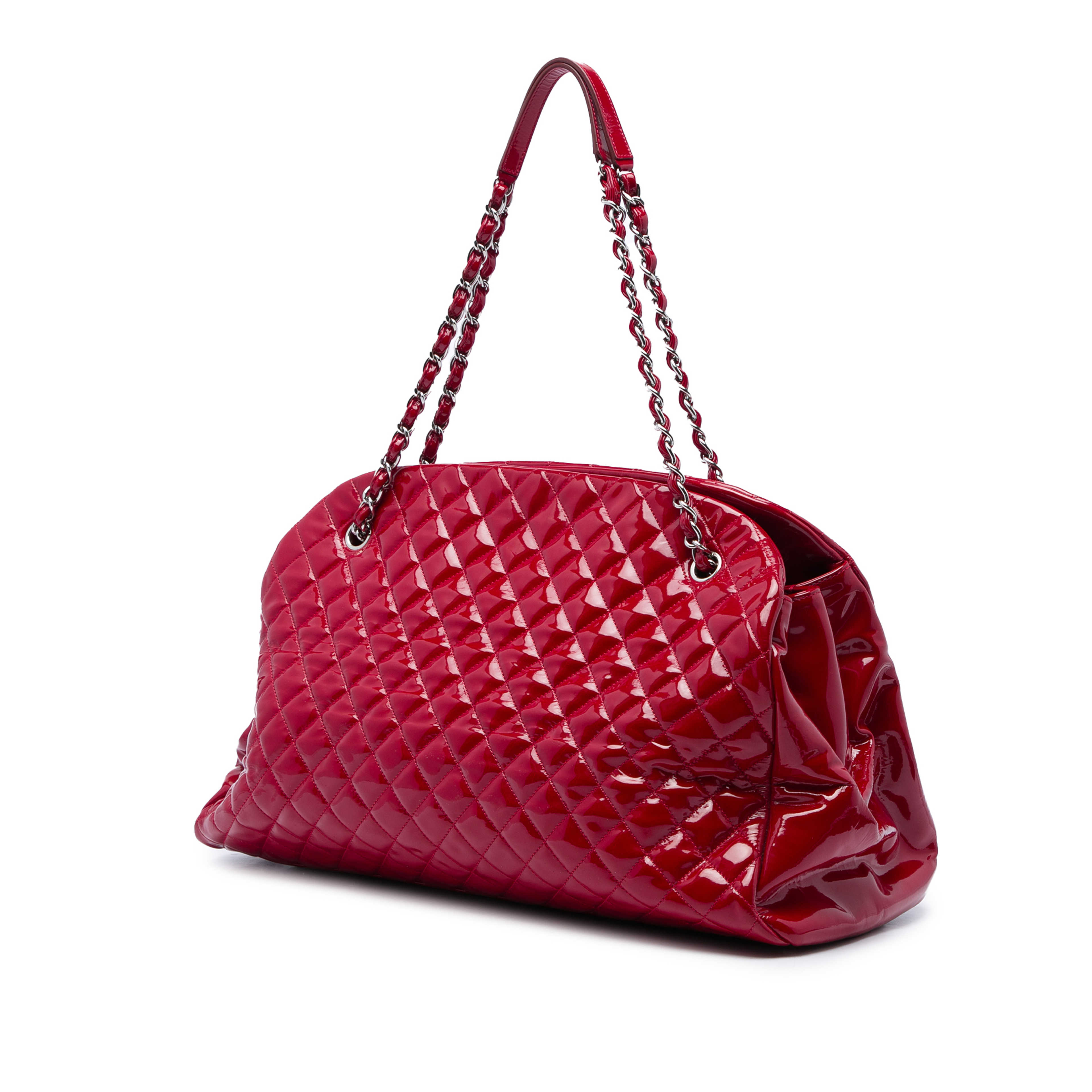 Chanel Maxi Quilted Patent Just Mademoiselle Bowling Bag, från Luxclusif, i färgen röd. Klicka för att öppna bilden i stort format