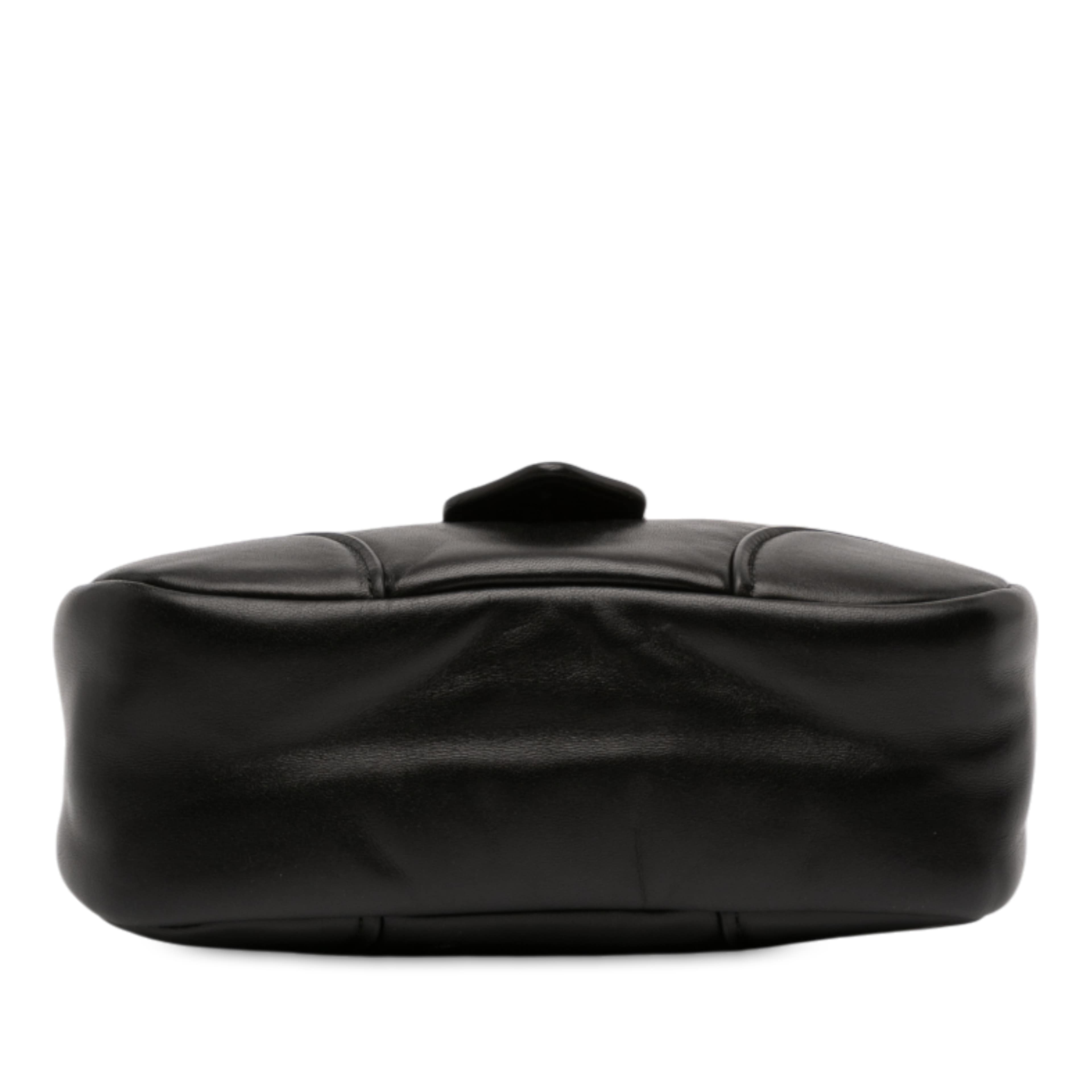 Prada Nappa Soft Padded Re Edition 2002 Moon Satchel, från Luxclusif, i färgen black. Klicka för att öppna bilden i stort format