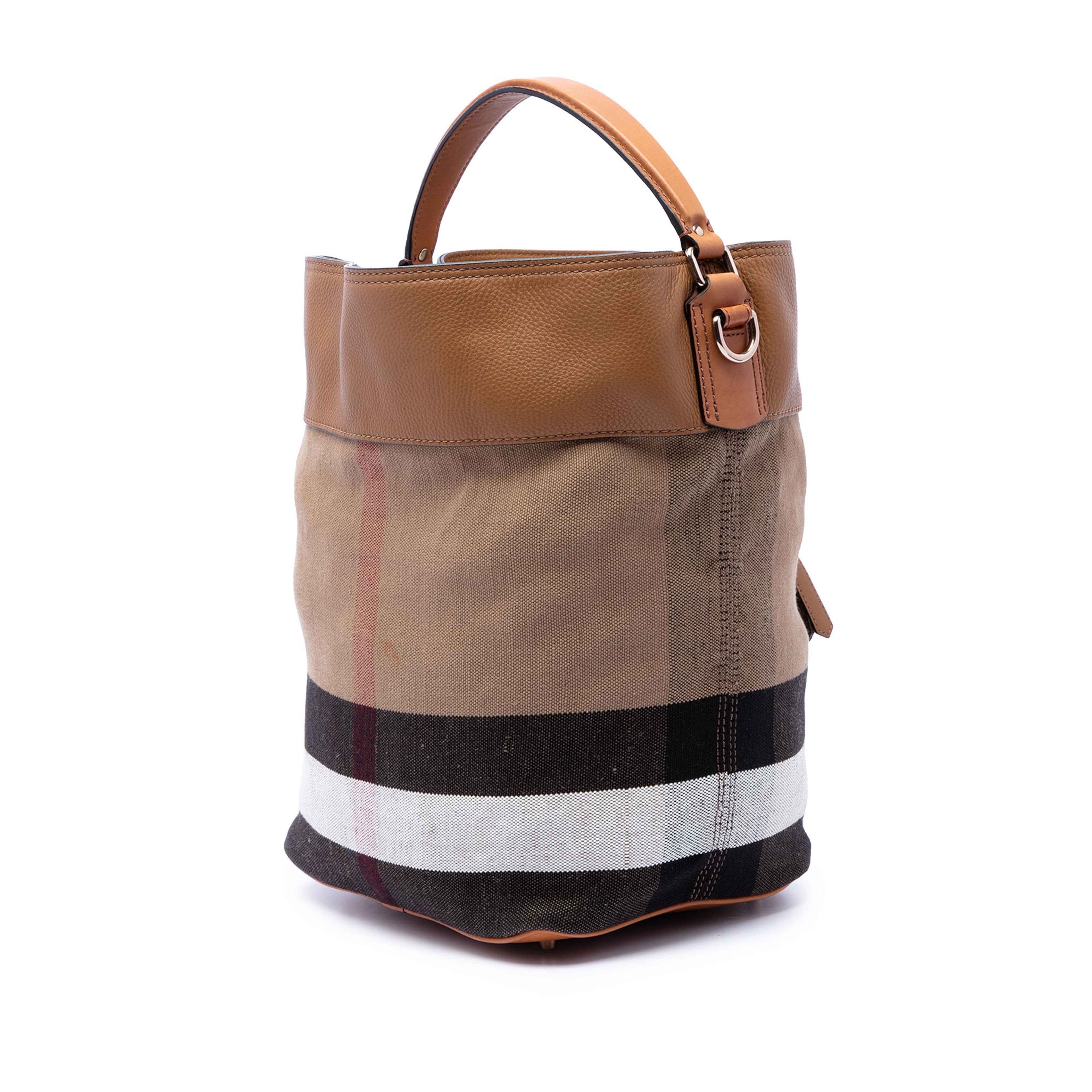Burberry Medium Mega Check Canvas And Grained Calfskin Ashby Tassel Bucket Bag, från Luxclusif, i färgen brun. Klicka för att öppna bilden i stort format