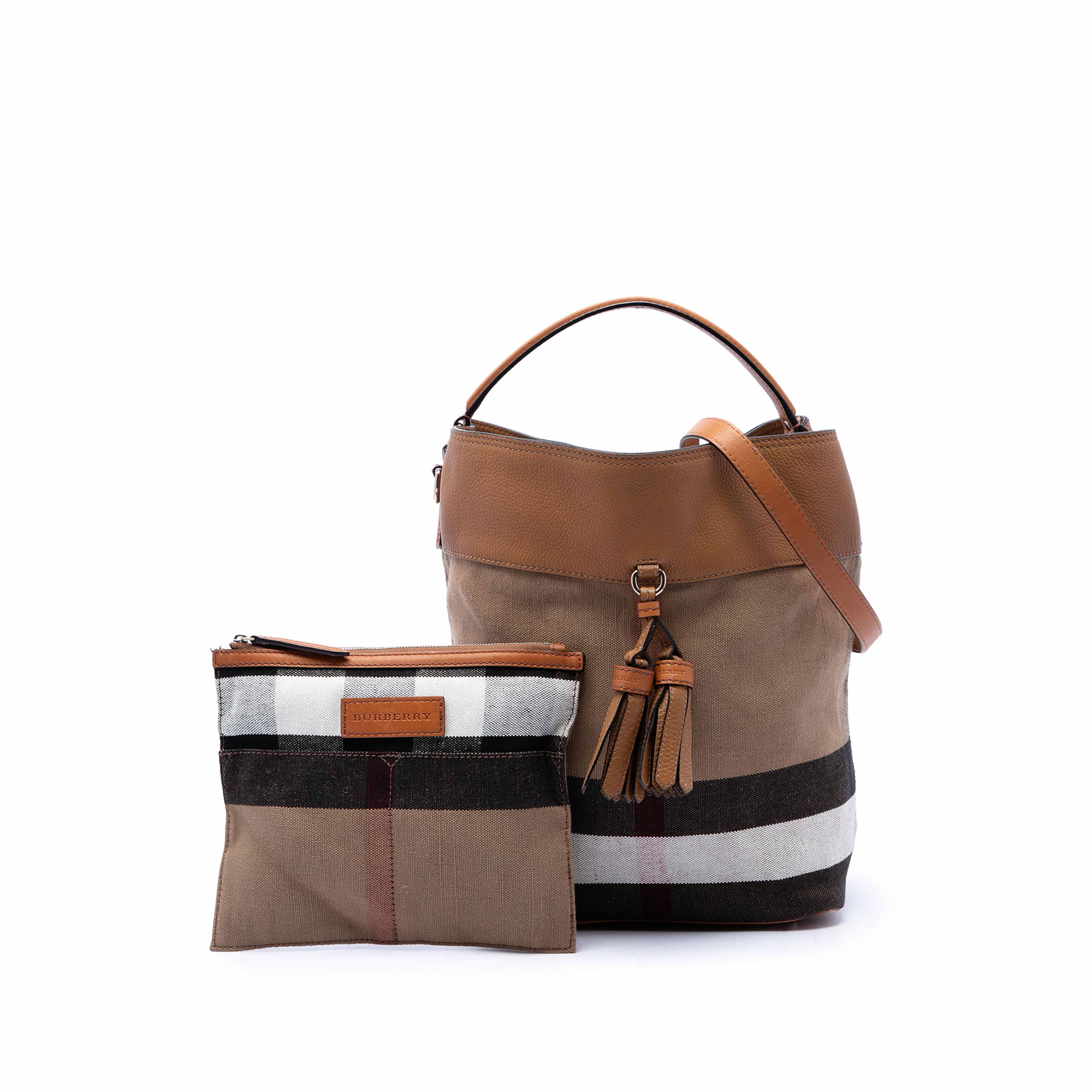 Burberry Medium Mega Check Canvas And Grained Calfskin Ashby Tassel Bucket Bag, från Luxclusif, i färgen brun. Klicka för att öppna bilden i stort format