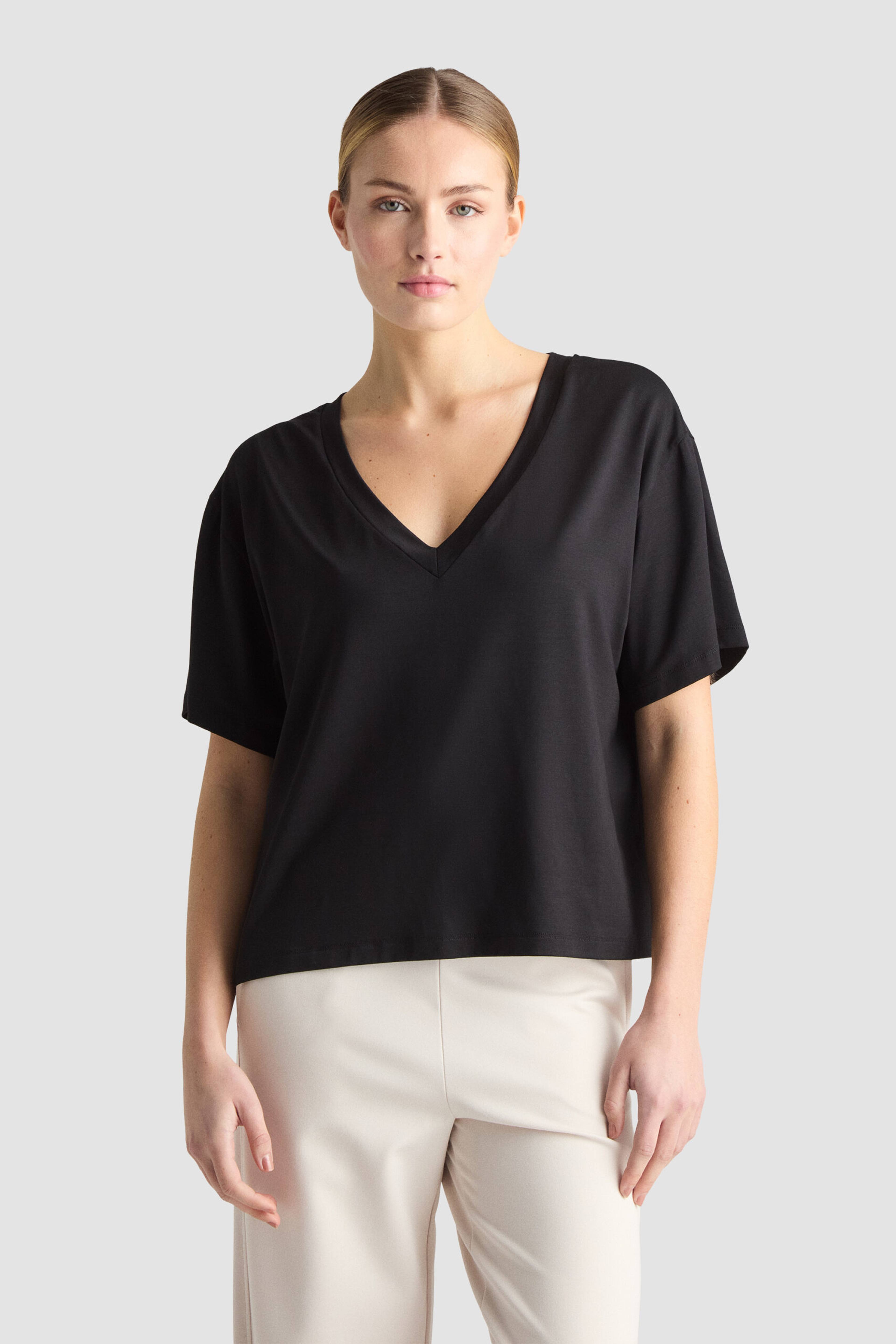 Sisi Tee - Black, från Residus, i färgen black. Klicka för att öppna bilden i stort format