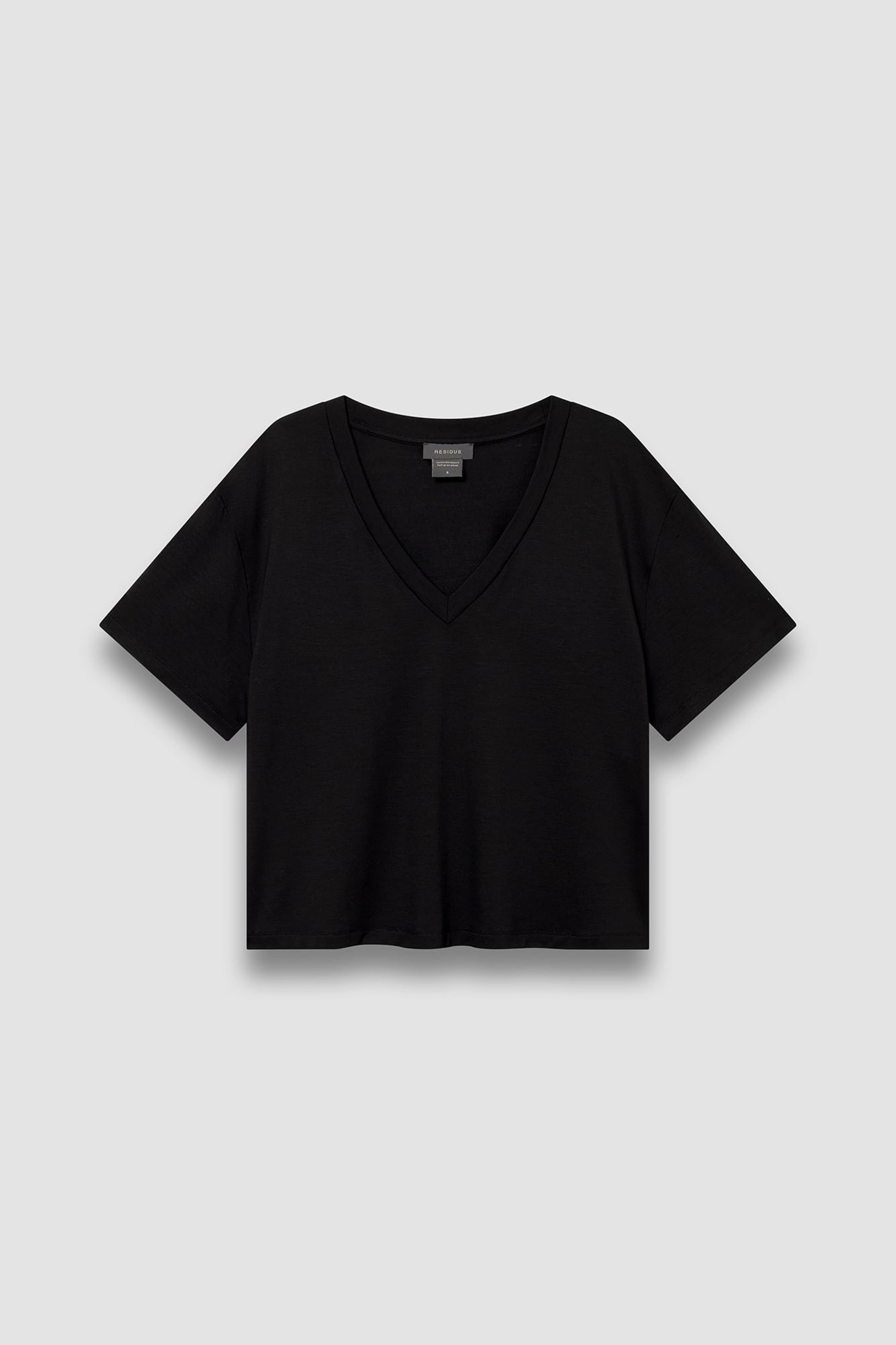 Sisi Tee - Black, från Residus, i färgen black. Klicka för att öppna bilden i stort format