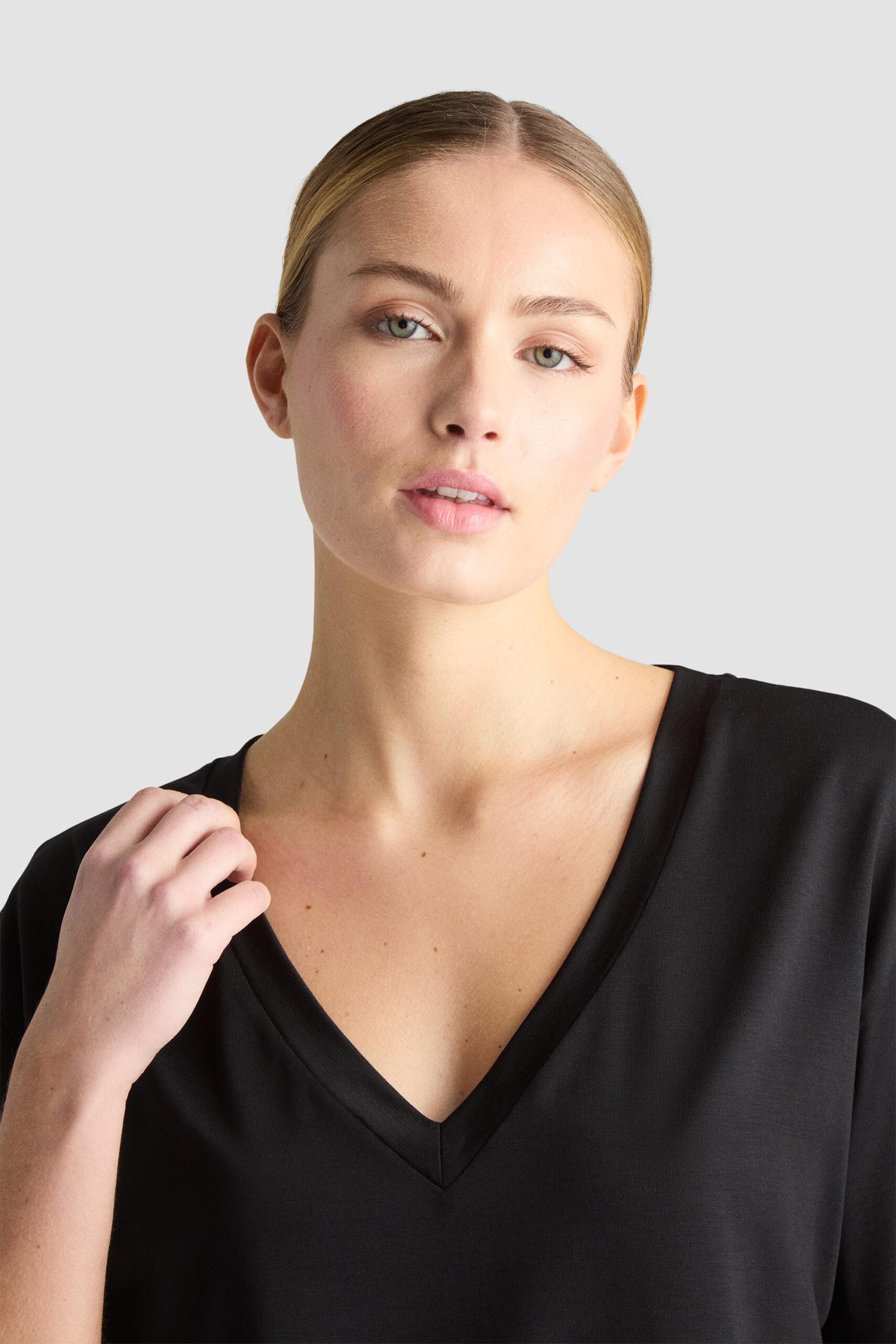 Sisi Tee - Black, från Residus, i färgen black. Klicka för att öppna bilden i stort format