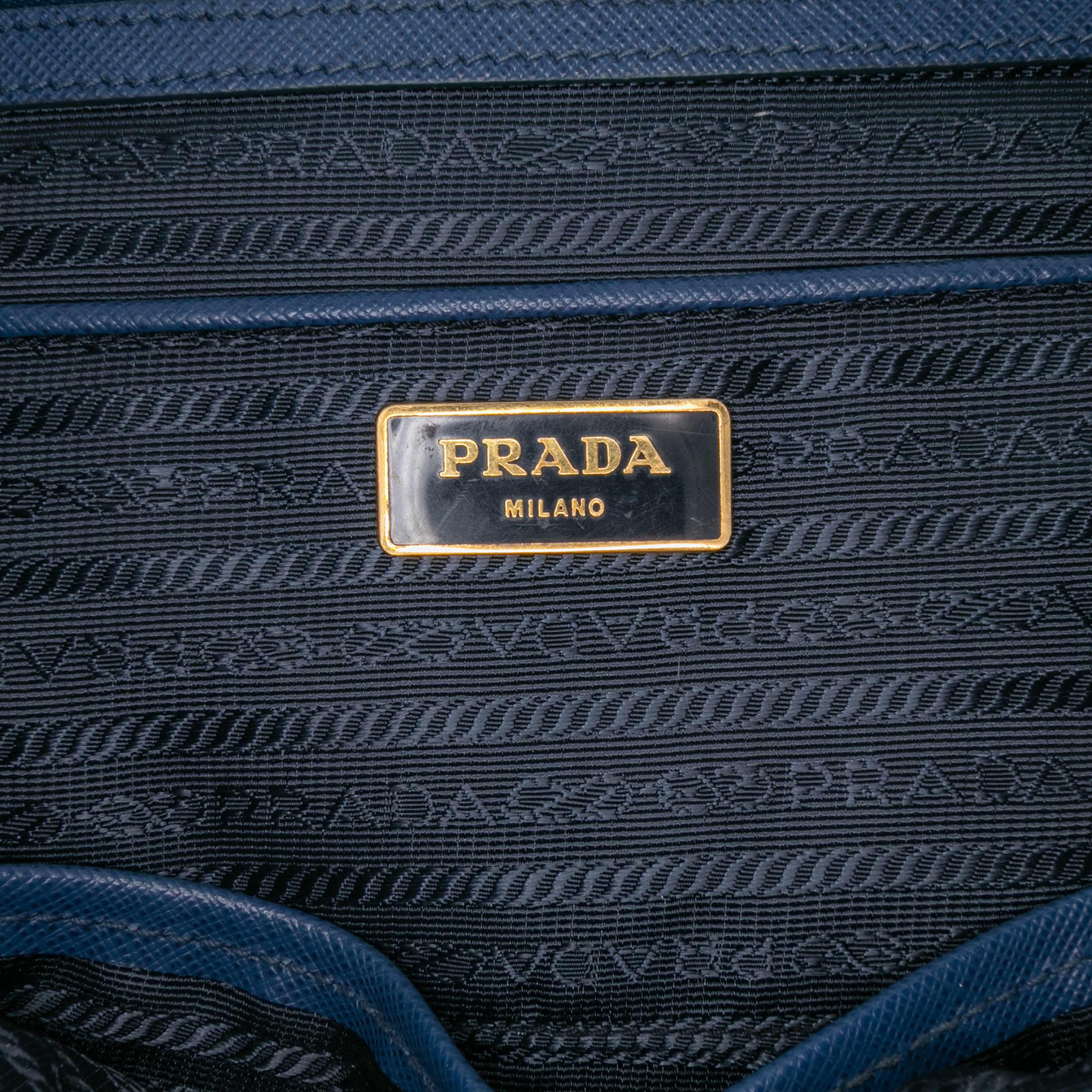 Prada Extra Large Saffiano Lux Galleria Double Zip Tote, från Luxclusif, i färgen blue. Klicka för att öppna bilden i stort format