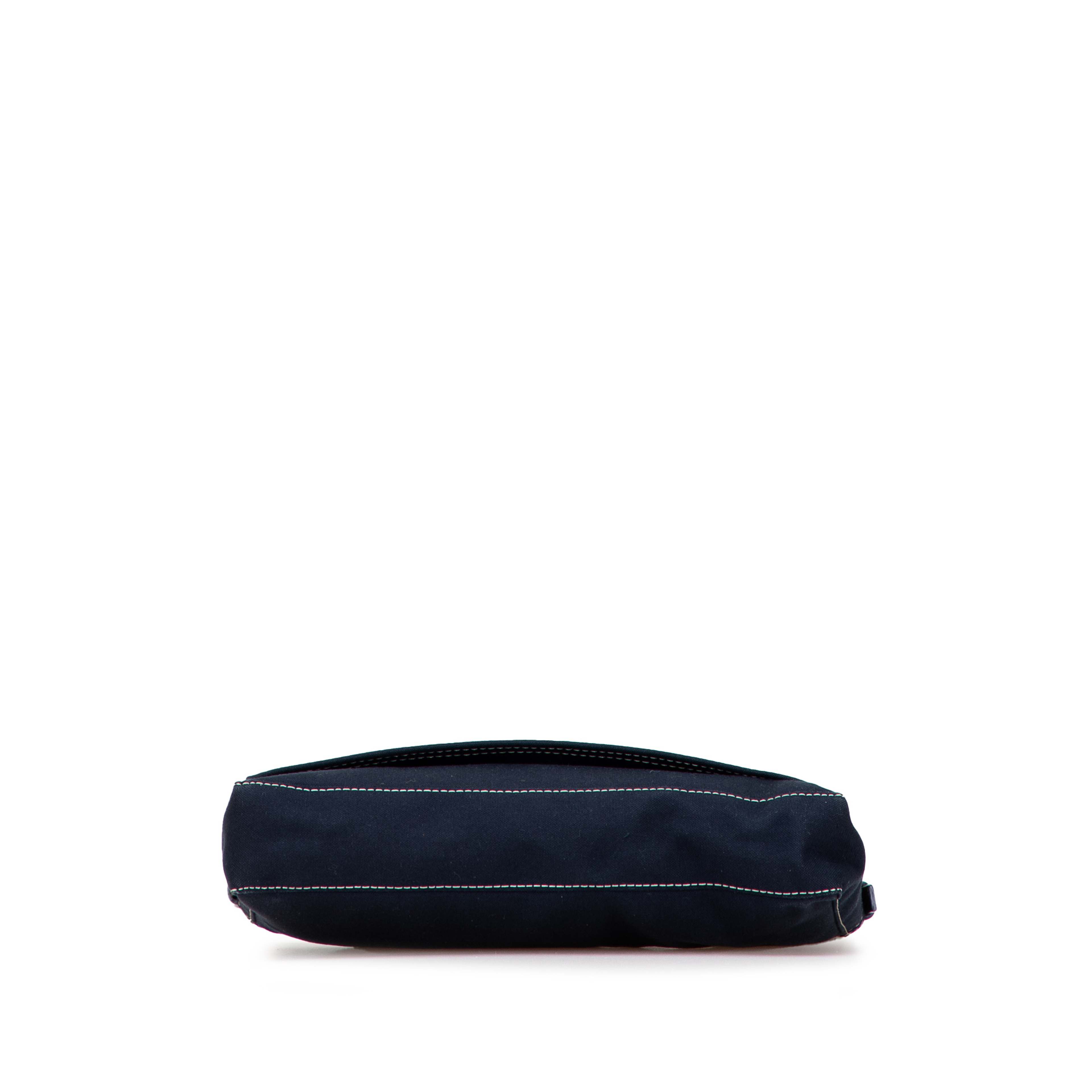 Fendi Canvas Ff Marble Baguette Shoulder Bag, från Luxclusif, i färgen dark blue. Klicka för att öppna bilden i stort format
