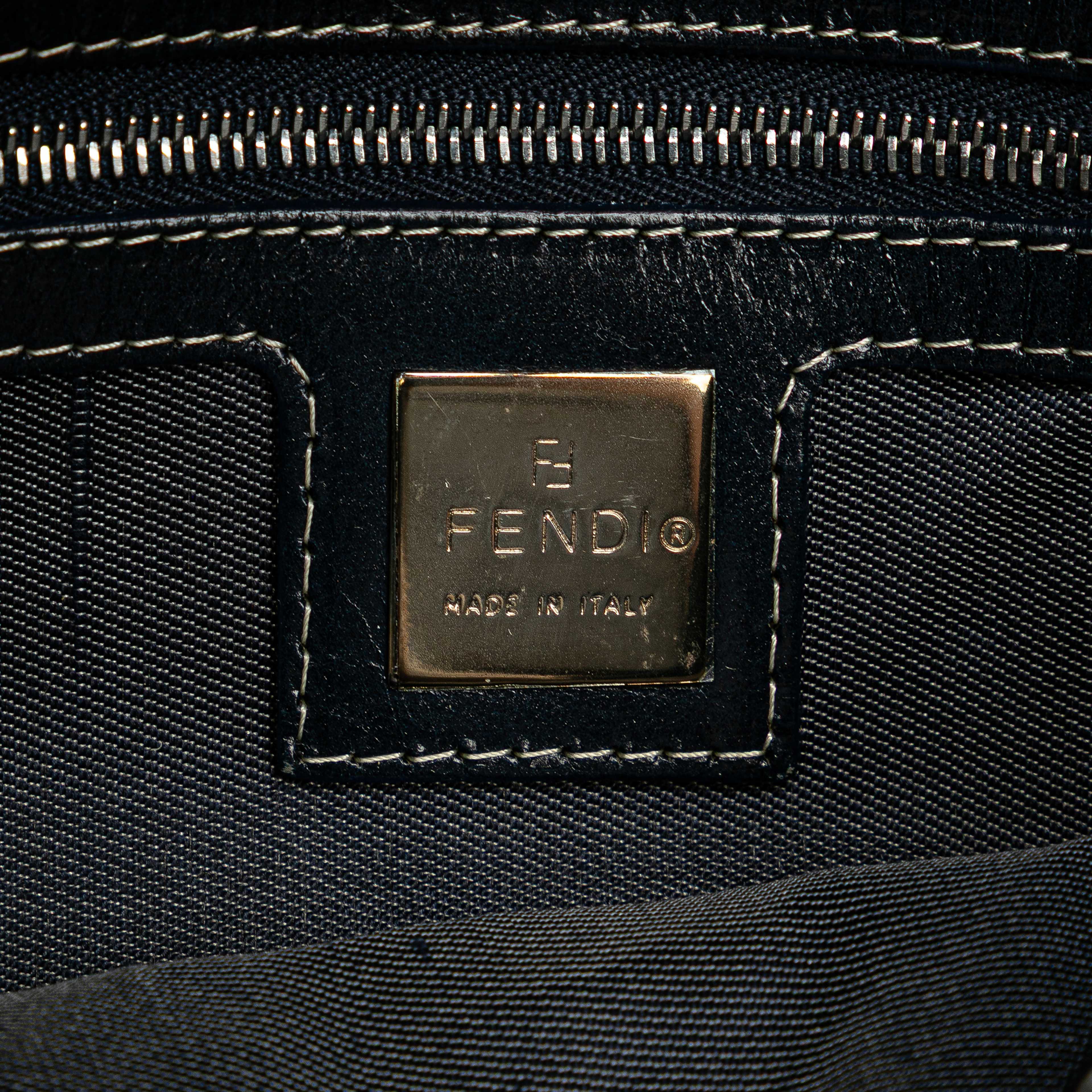 Fendi Canvas Ff Marble Baguette Shoulder Bag, från Luxclusif, i färgen dark blue. Klicka för att öppna bilden i stort format