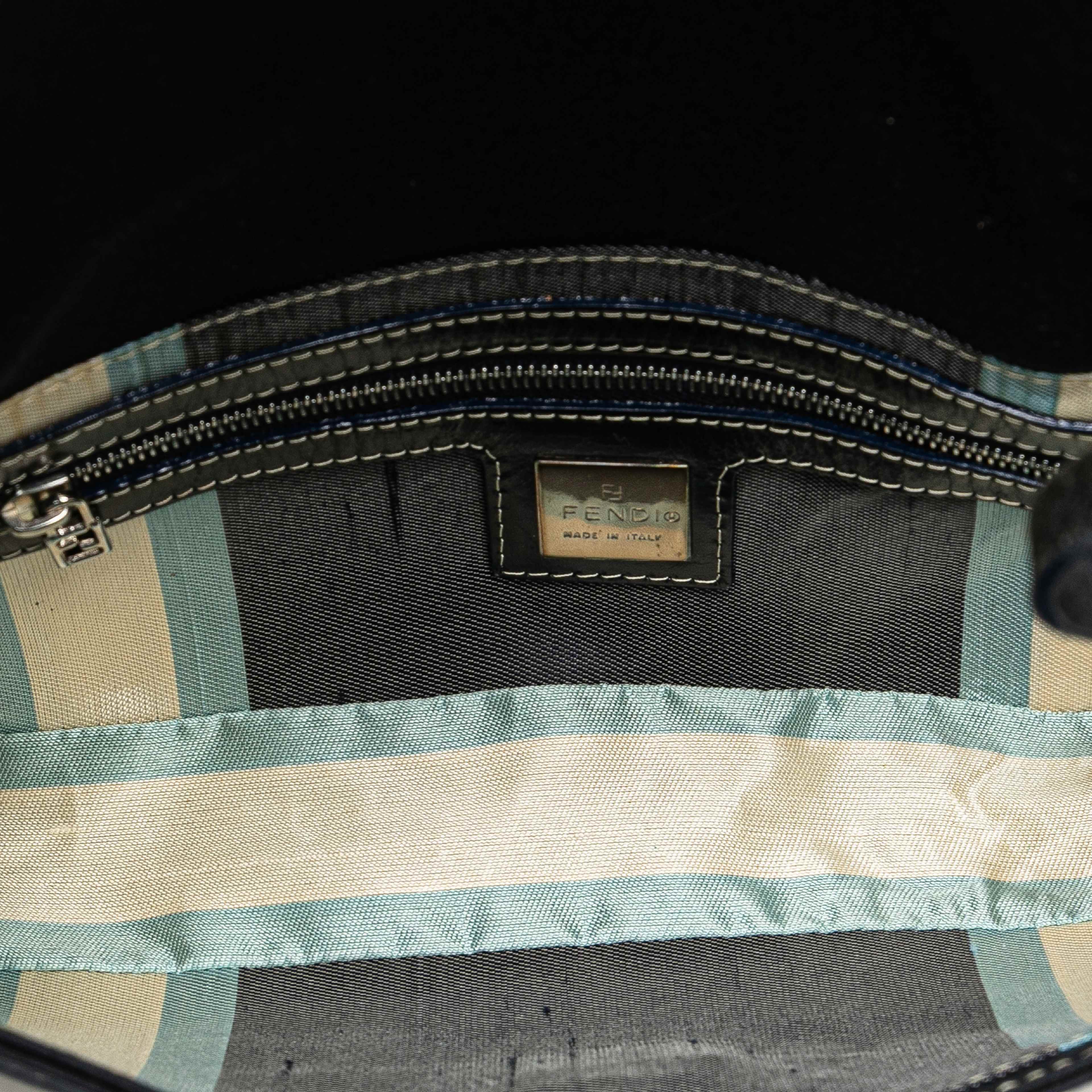 Fendi Canvas Ff Marble Baguette Shoulder Bag, från Luxclusif, i färgen dark blue. Klicka för att öppna bilden i stort format