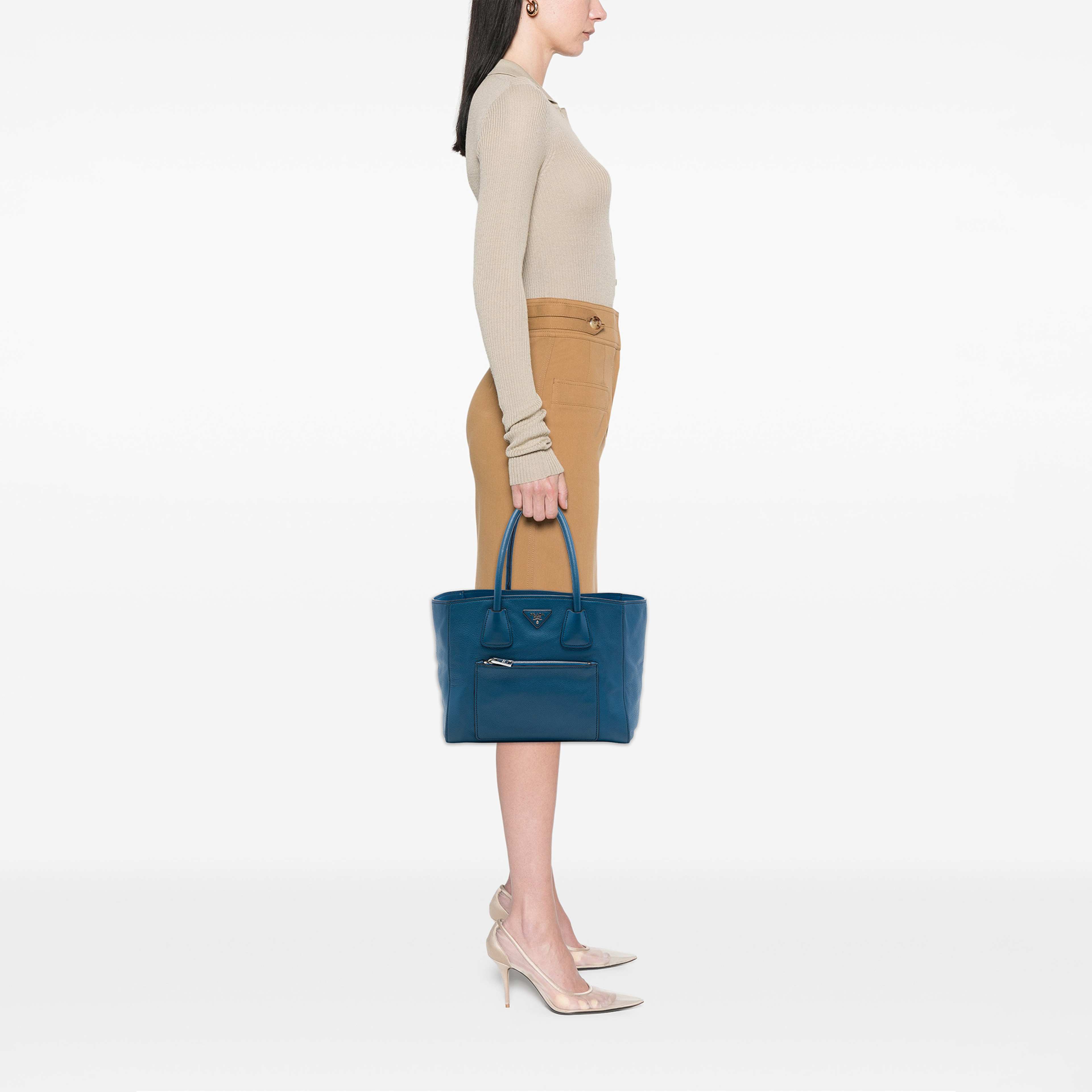 Prada Soft Calf Front Pocket Shopping Tote, från Luxclusif, i färgen blå. Klicka för att öppna bilden i stort format