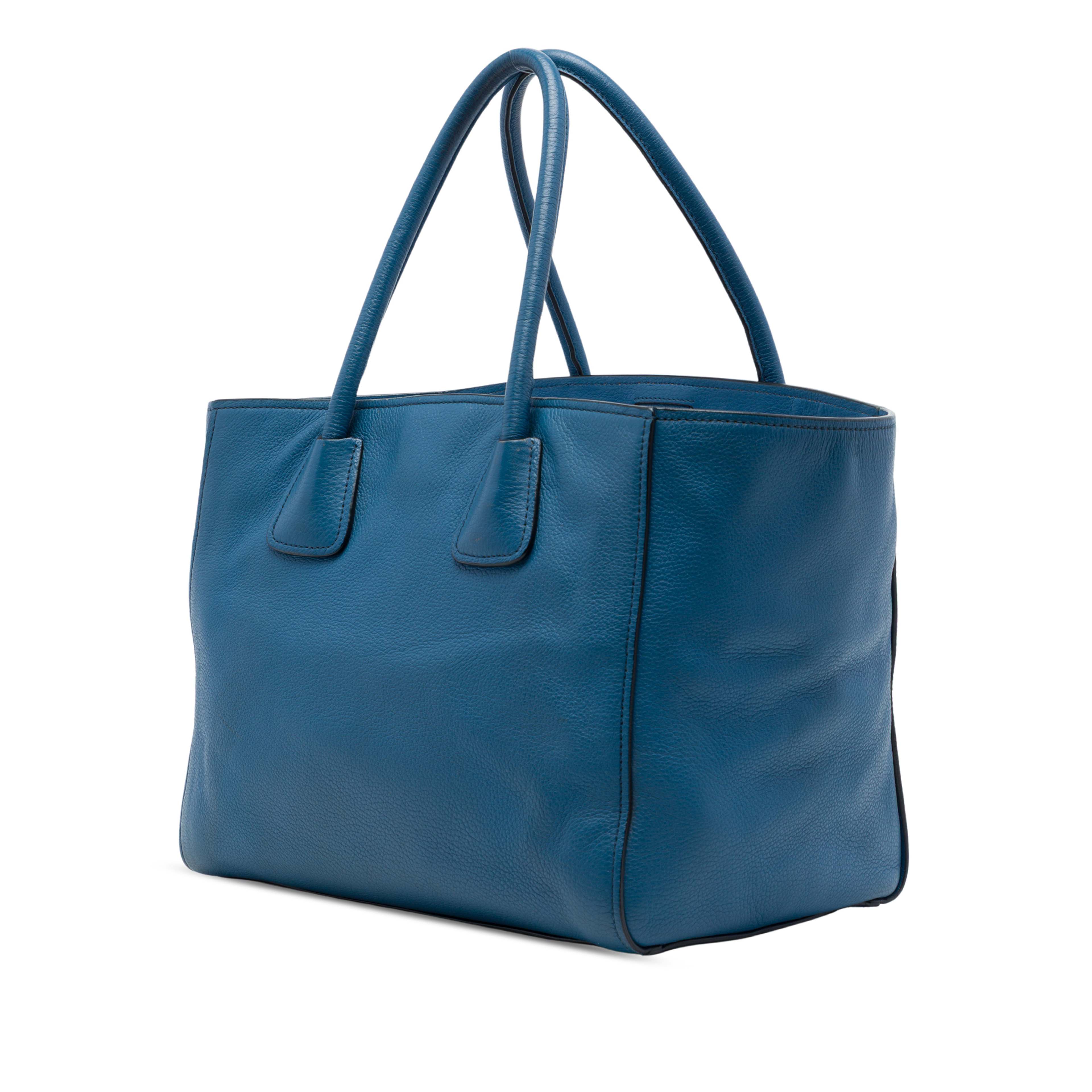 Prada Soft Calf Front Pocket Shopping Tote, från Luxclusif, i färgen blå. Klicka för att öppna bilden i stort format