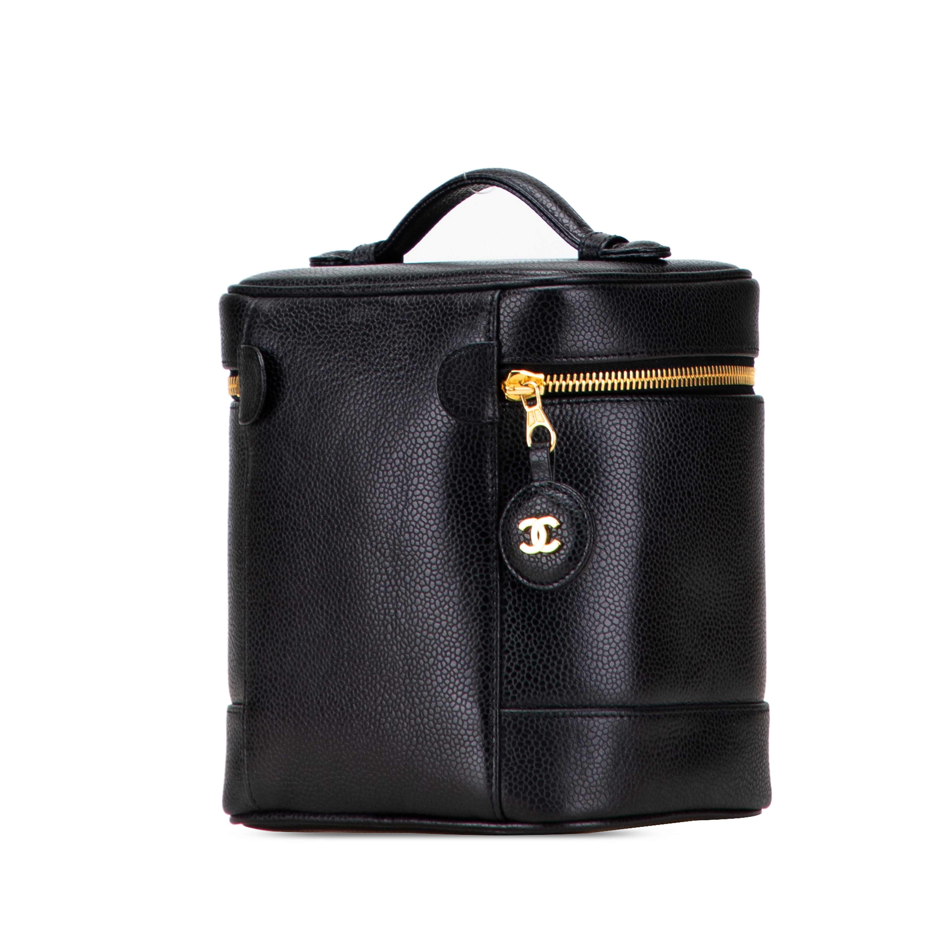 Chanel Cc Caviar Vanity Case, från Luxclusif, i färgen black. Klicka för att öppna bilden i stort format