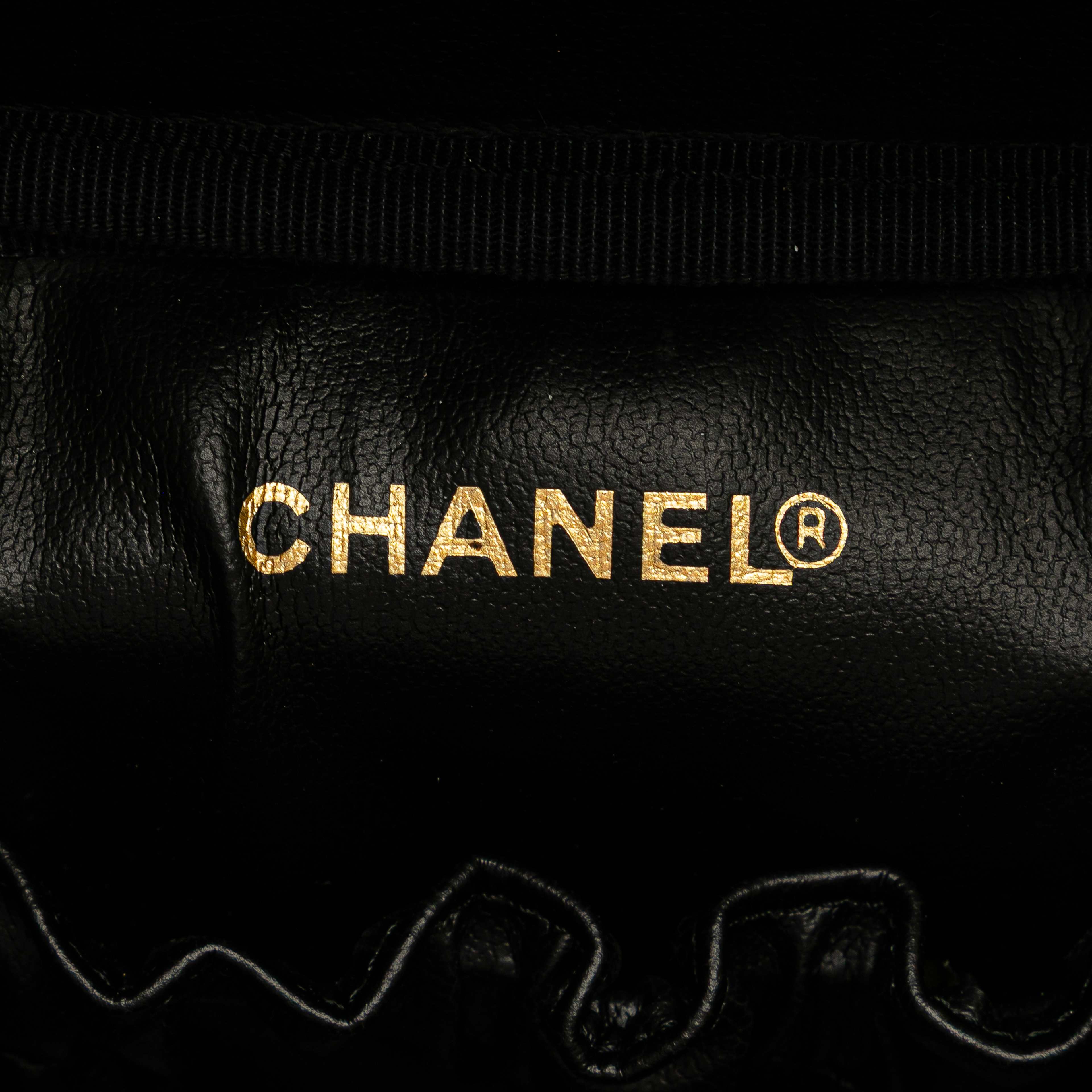 Chanel Cc Caviar Vanity Case, från Luxclusif, i färgen black. Klicka för att öppna bilden i stort format