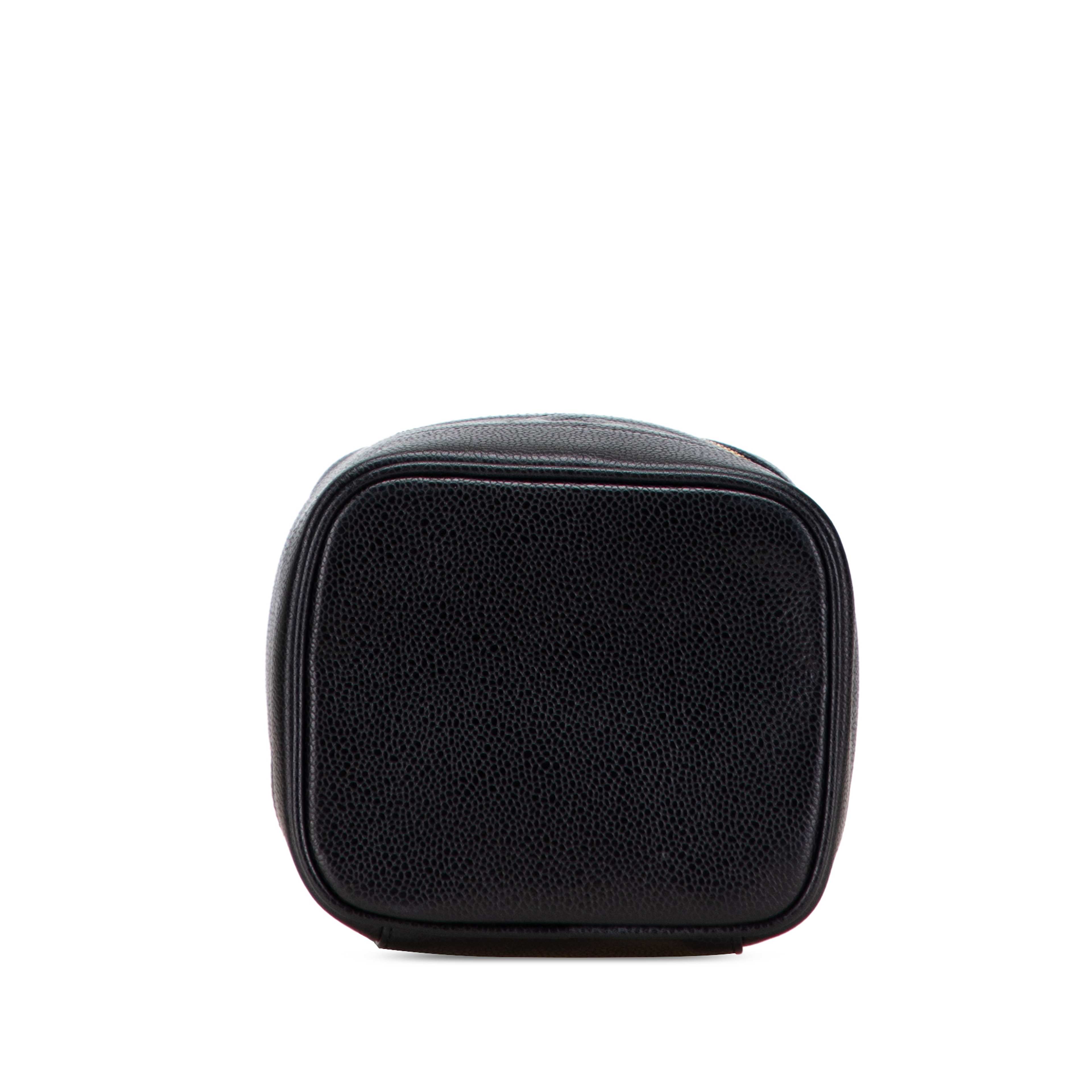 Chanel Cc Caviar Vanity Case, från Luxclusif, i färgen black. Klicka för att öppna bilden i stort format