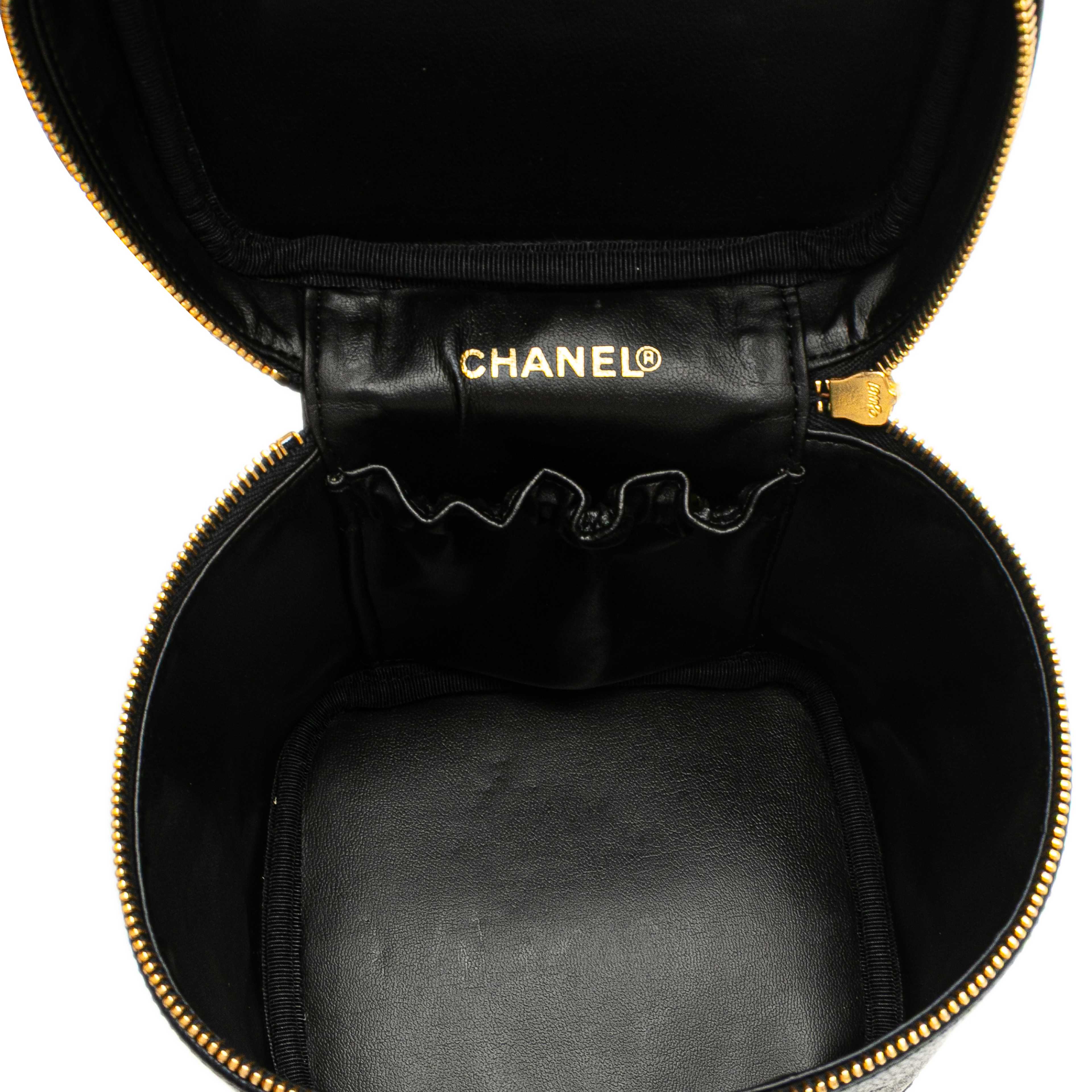 Chanel Cc Caviar Vanity Case, från Luxclusif, i färgen black. Klicka för att öppna bilden i stort format