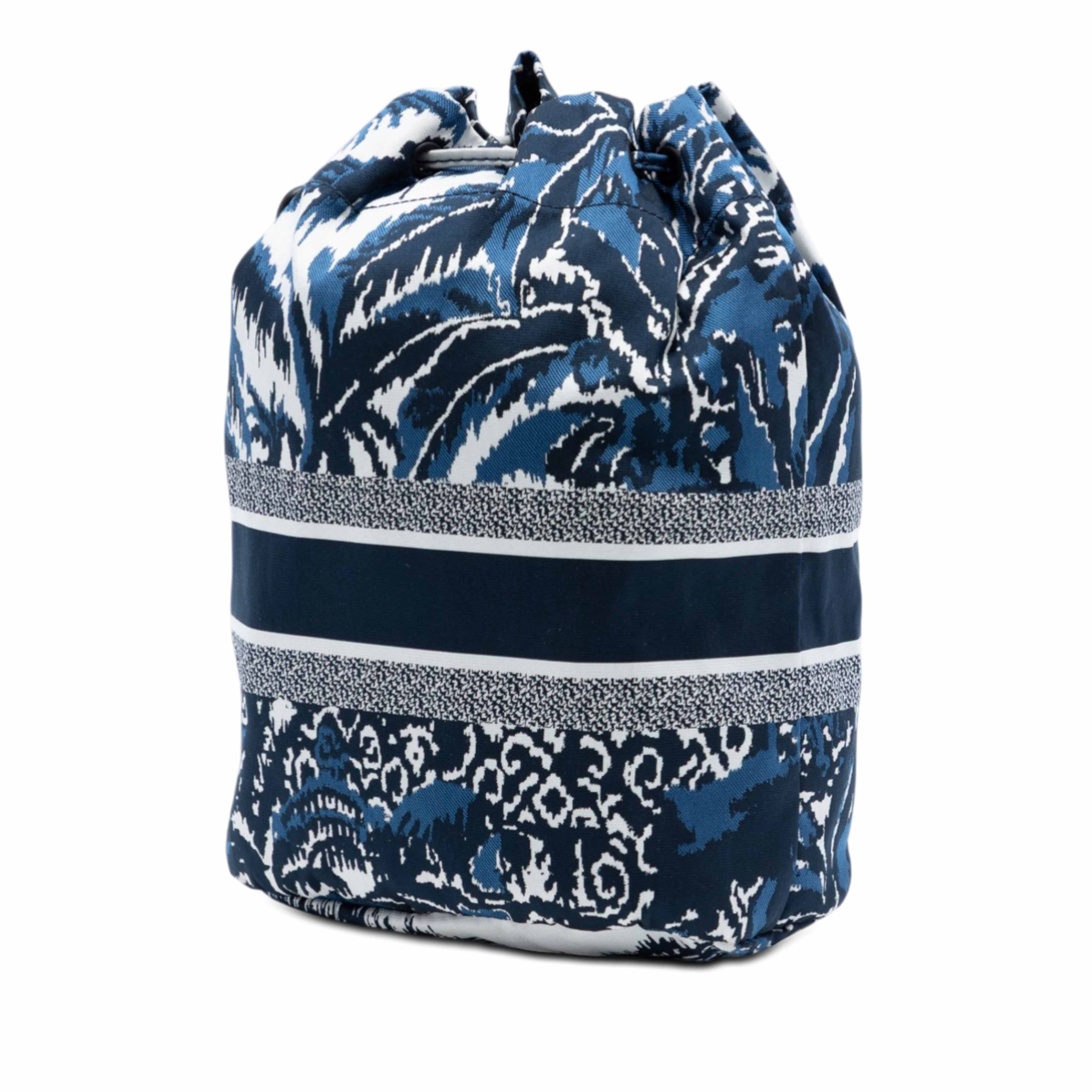Dior Technical Fabric Embroidered Palm Tree Toile De Jouy Diortravel Drawstring Pouch, från Luxclusif, i färgen navy. Klicka för att öppna bilden i stort format