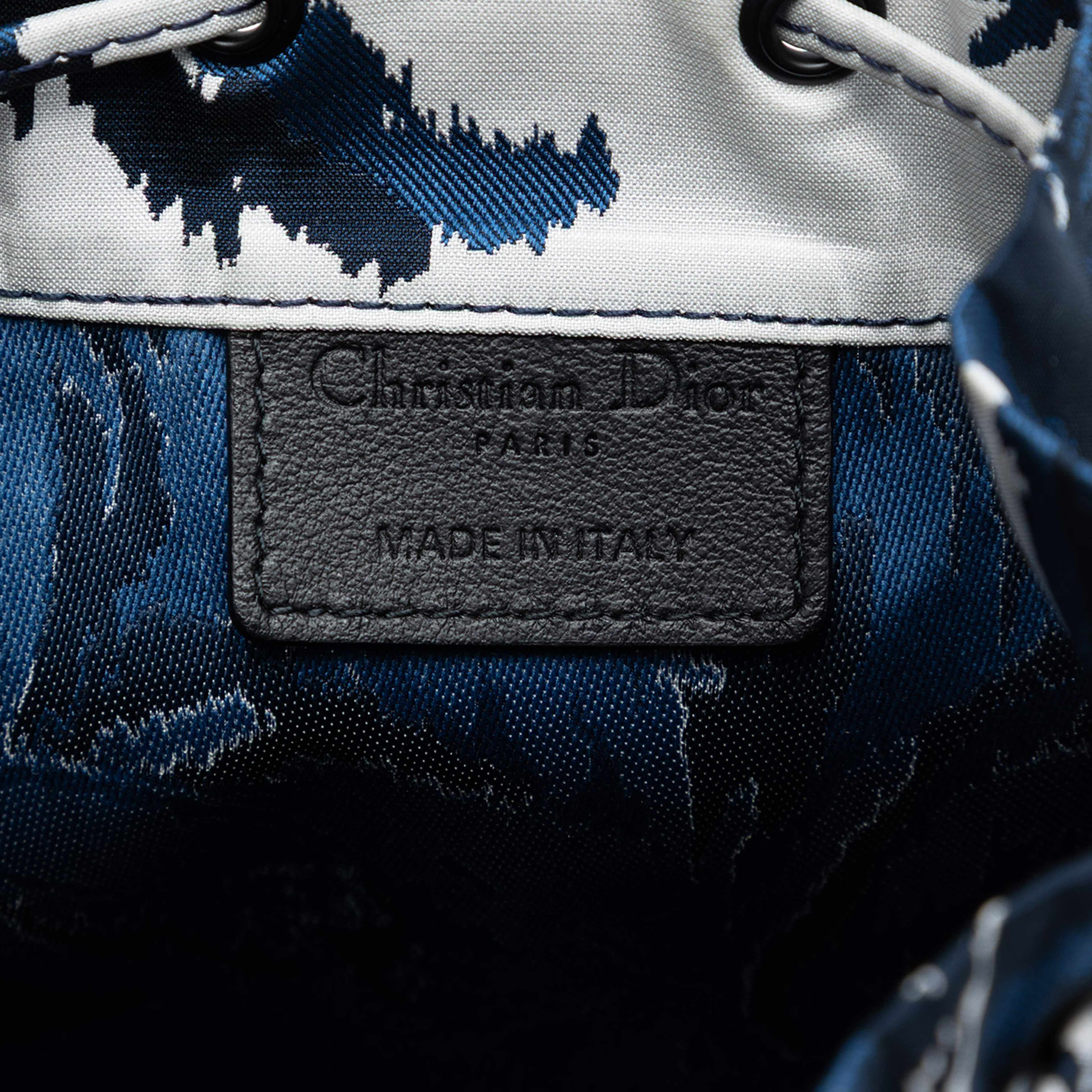 Dior Technical Fabric Embroidered Palm Tree Toile De Jouy Diortravel Drawstring Pouch, från Luxclusif, i färgen navy. Klicka för att öppna bilden i stort format