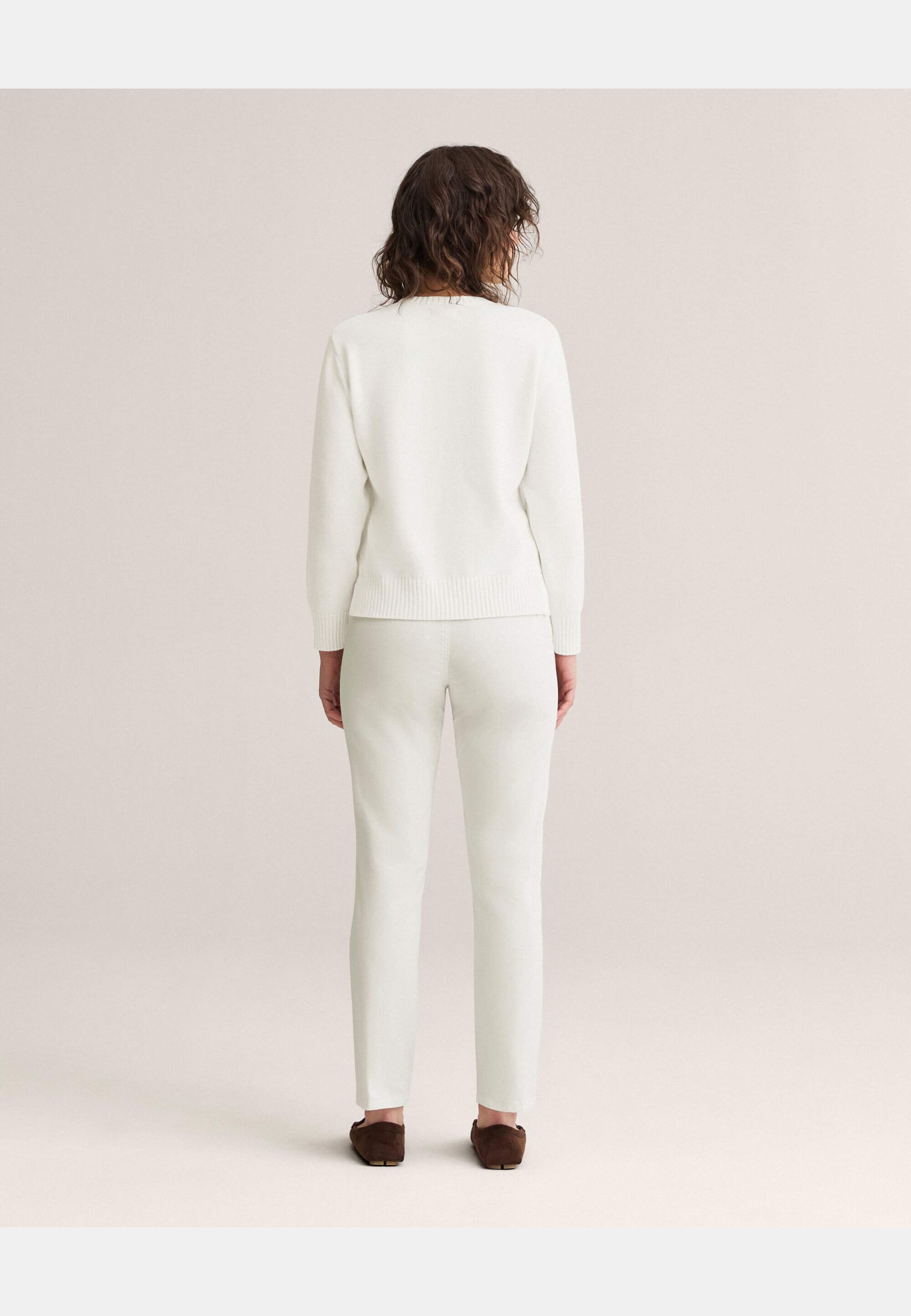 Roe Sweater, från Newhouse, i färgen offwhite. Klicka för att öppna bilden i stort format