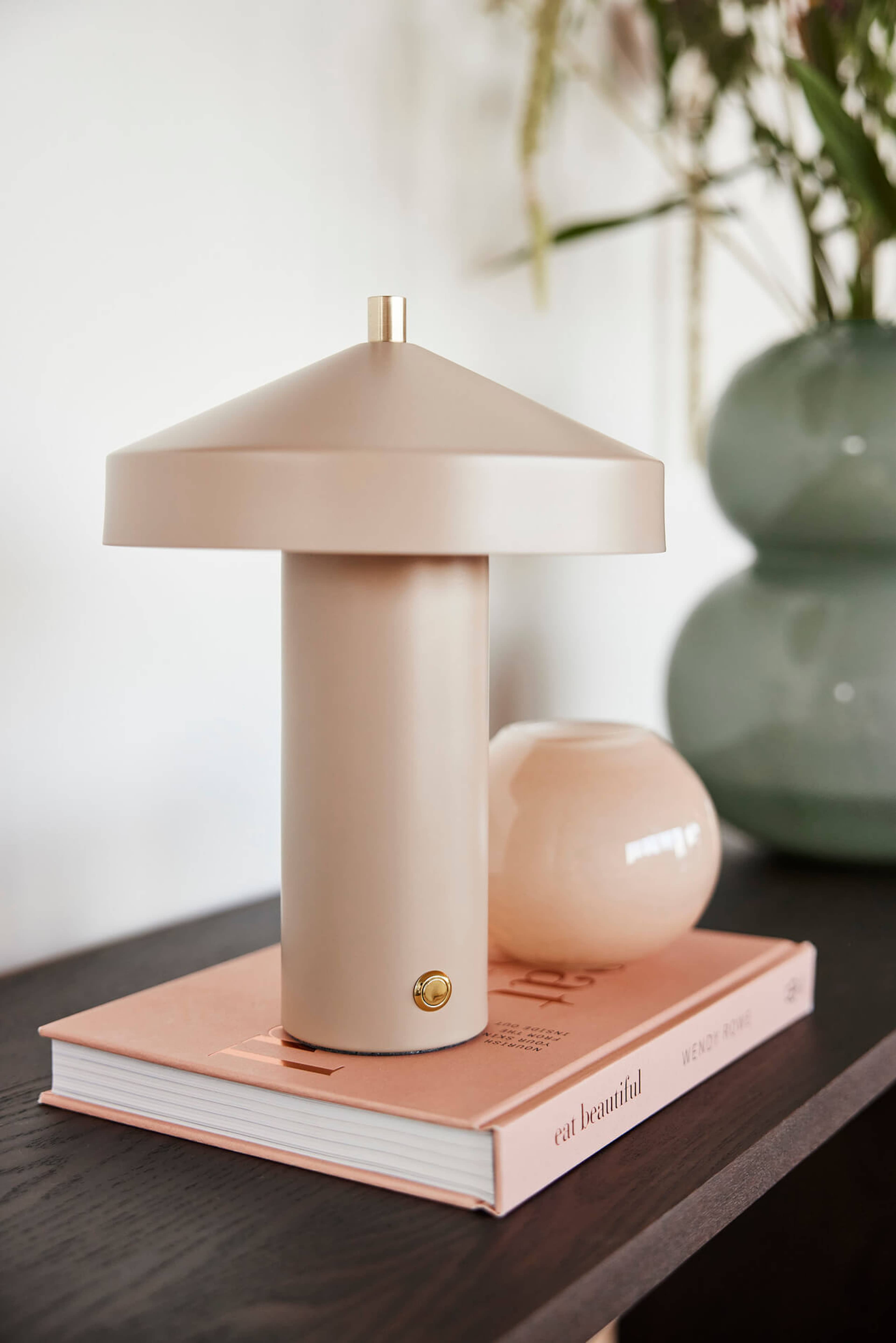Hatto Table Lamp Led (eu), från OYOY Living, i färgen clay. Klicka för att öppna bilden i stort format