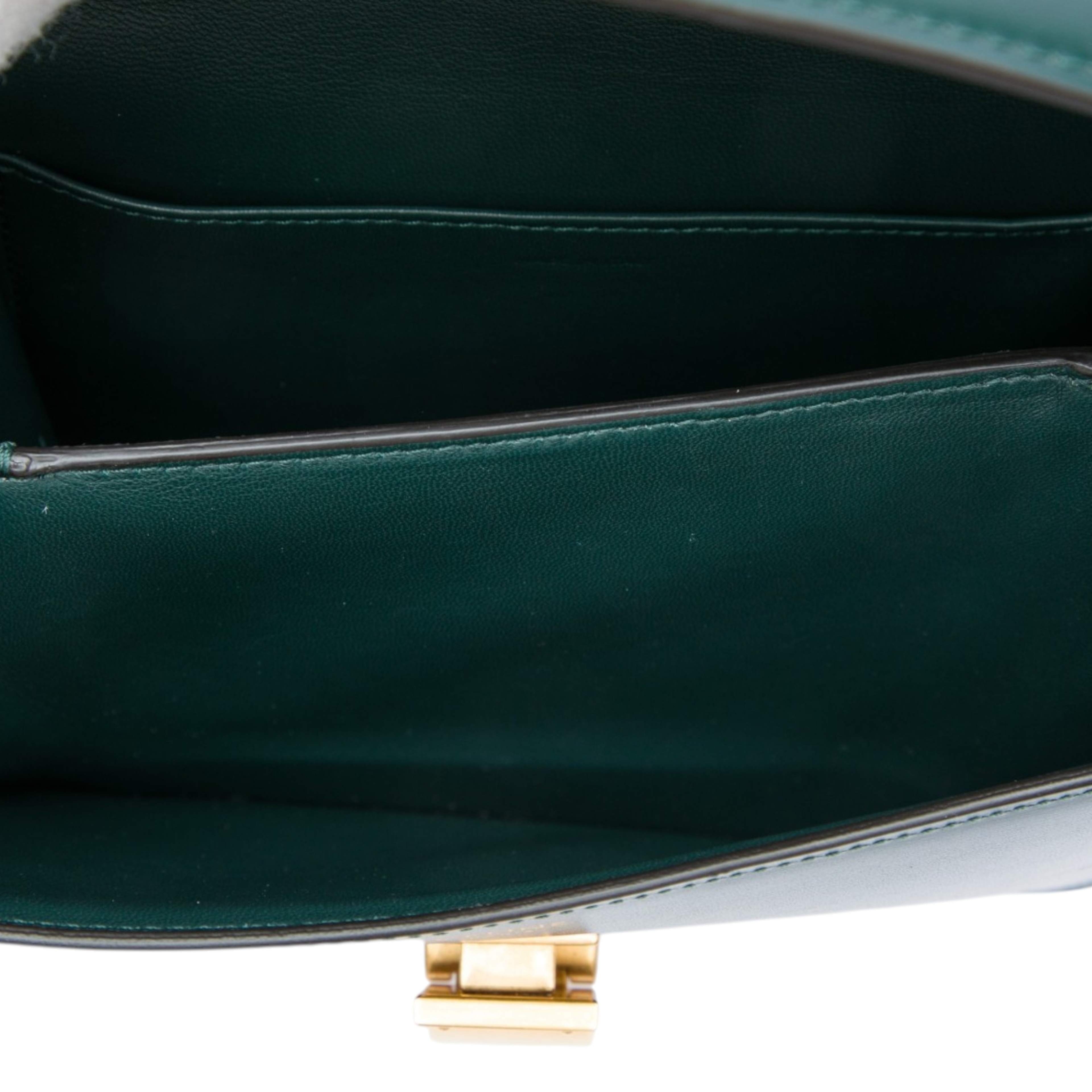 Celine Teen Calfskin Classic Box, från Luxclusif, i färgen grön. Klicka för att öppna bilden i stort format