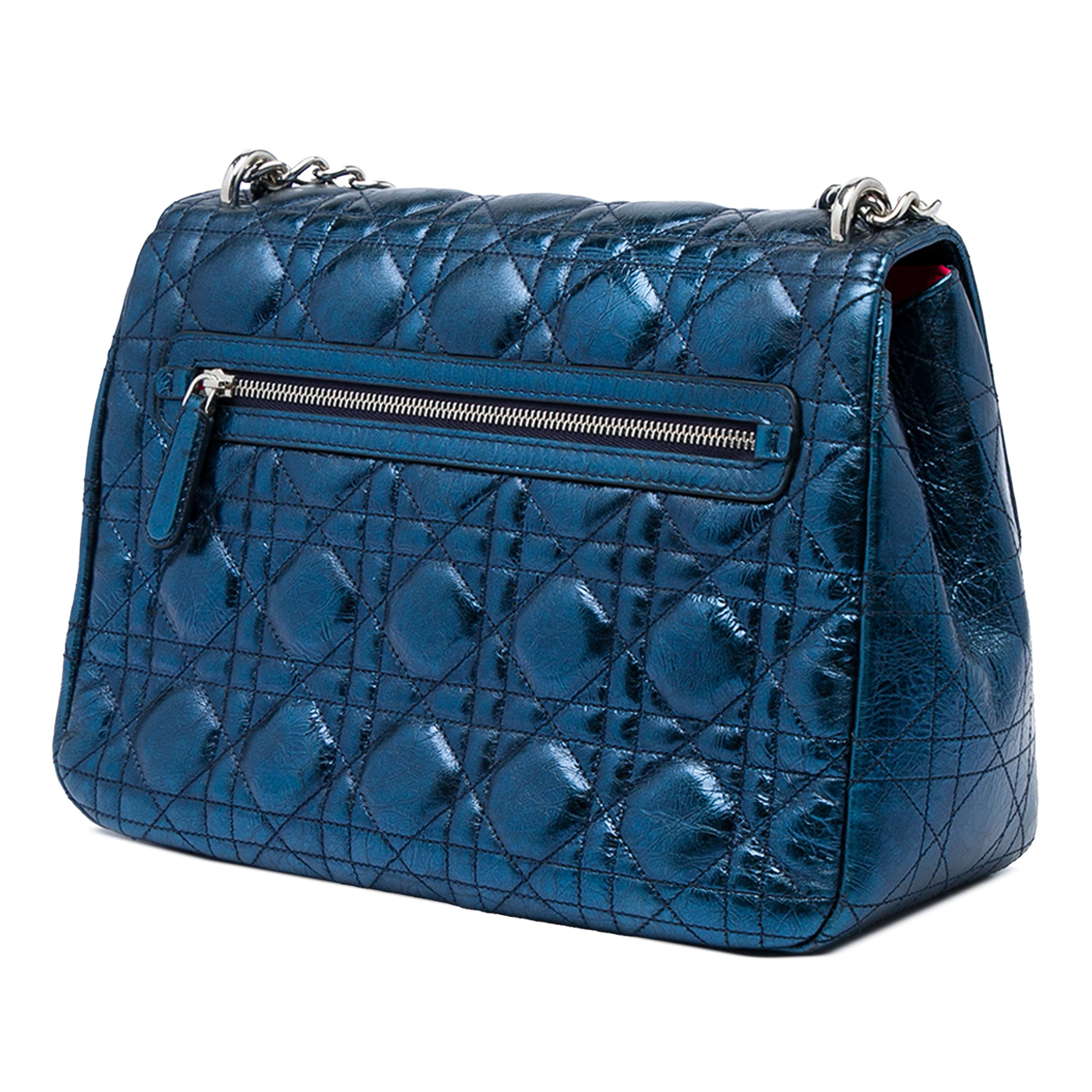 Dior Large Metallic Aged Calfskin Cannage Miss Dior Flap, från Luxclusif, i färgen blå. Klicka för att öppna bilden i stort format