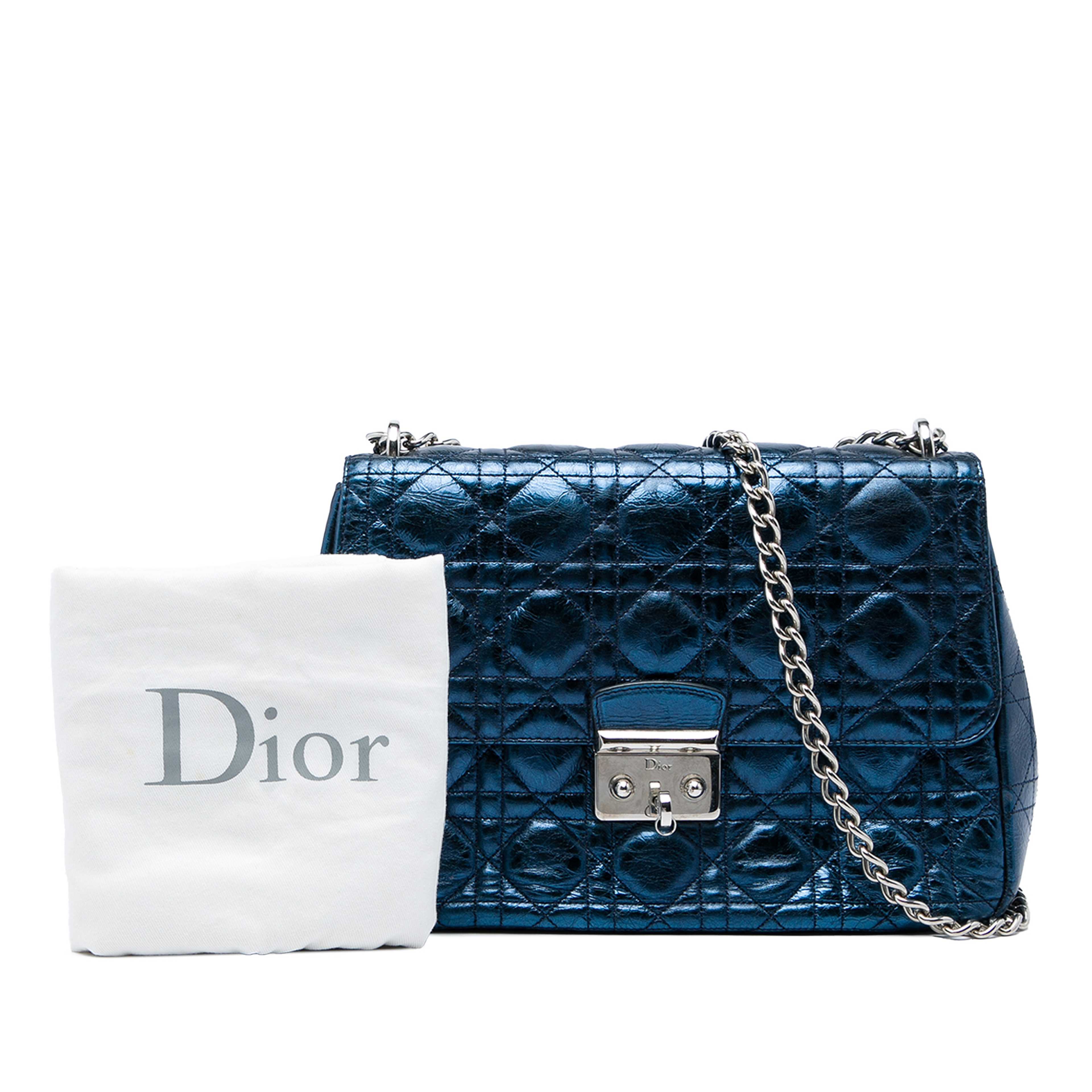 Dior Large Metallic Aged Calfskin Cannage Miss Dior Flap, från Luxclusif, i färgen blå. Klicka för att öppna bilden i stort format