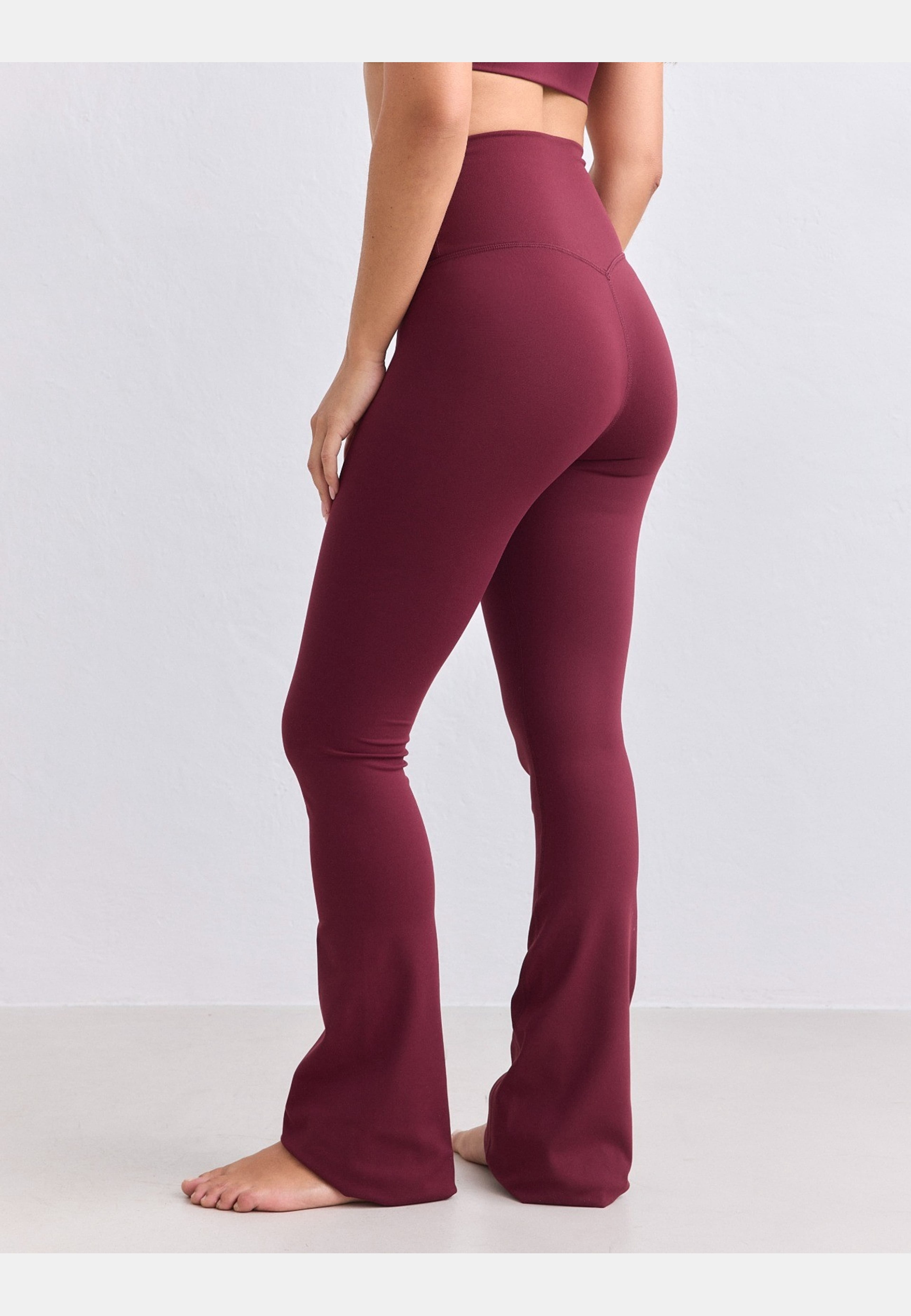 Sense Flare Tall Tights, från aim'n, i färgen merlot. Klicka för att öppna bilden i stort format