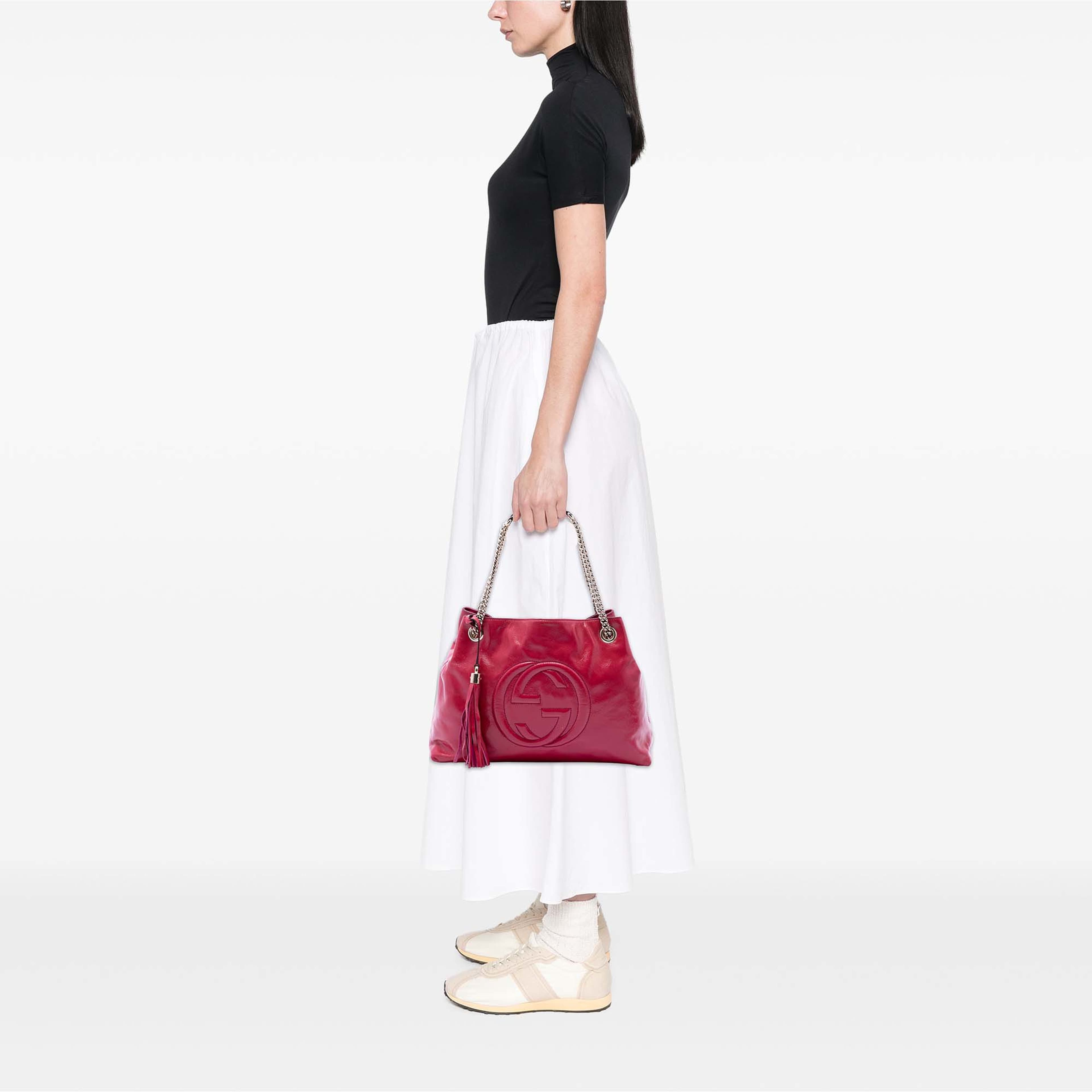 Gucci Medium Patent Soho Chain Tote, från Luxclusif, i färgen rosa. Klicka för att öppna bilden i stort format