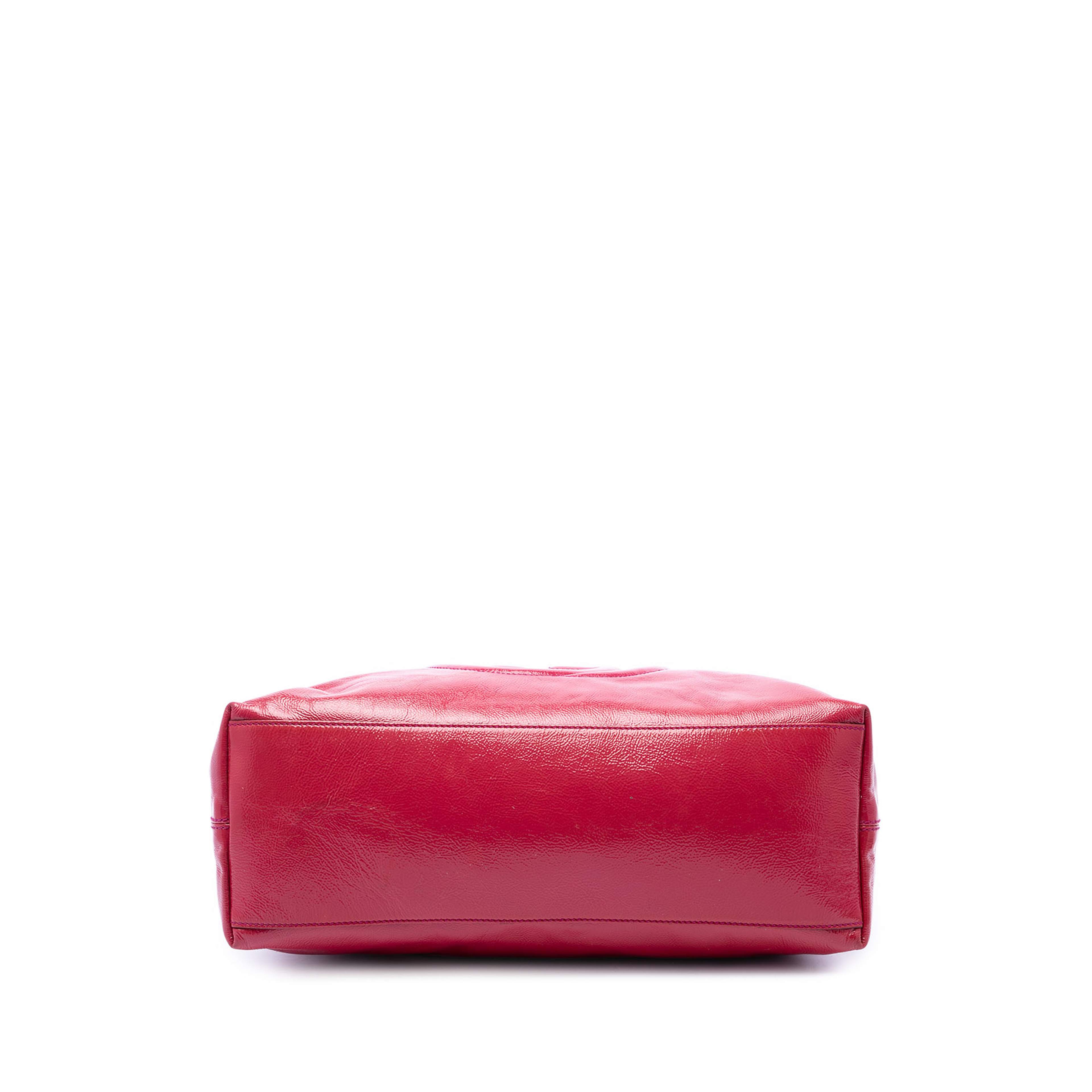 Gucci Medium Patent Soho Chain Tote, från Luxclusif, i färgen rosa. Klicka för att öppna bilden i stort format