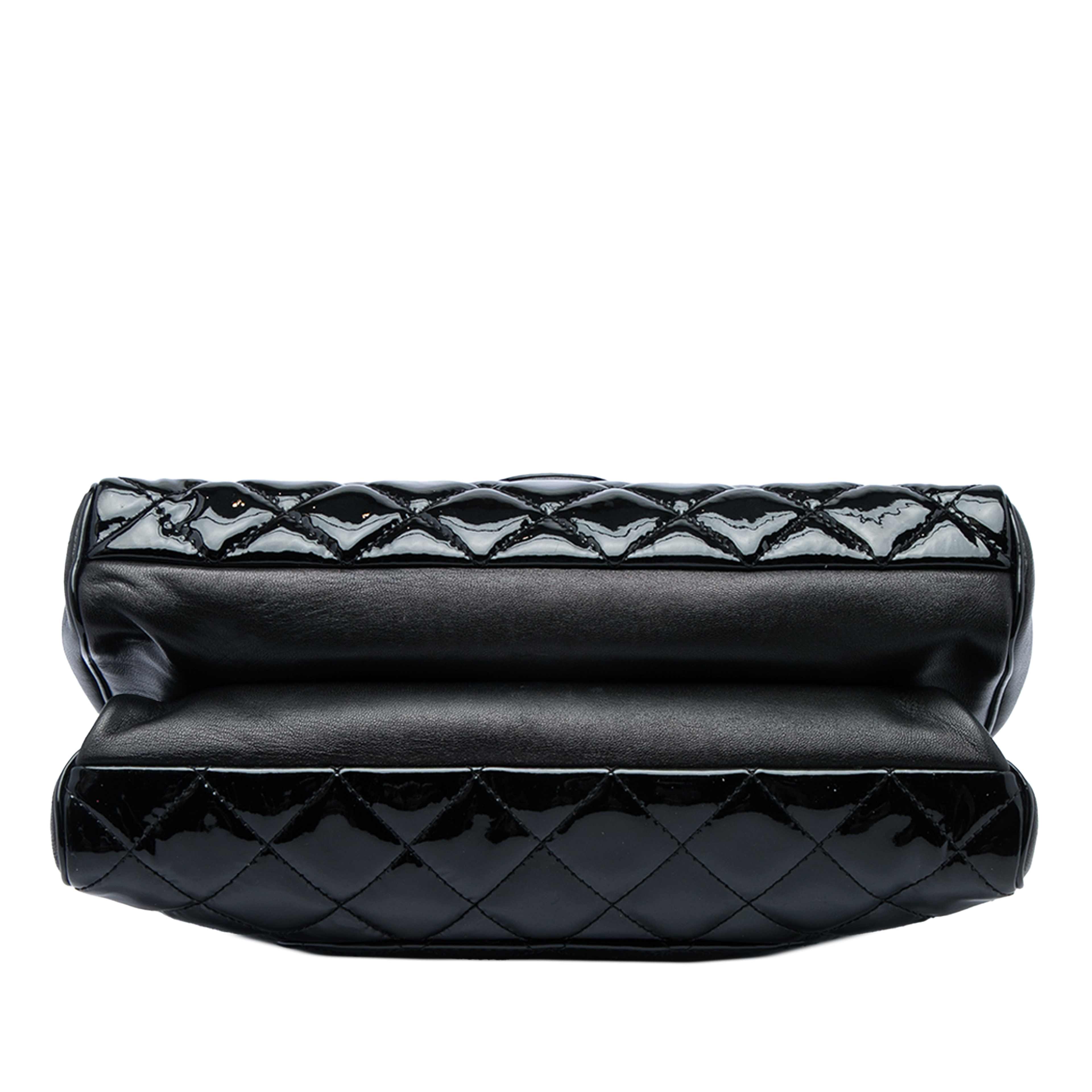 Chanel Large Cc Quilted Patent Double Compartment Flap, från Luxclusif, i färgen svart. Klicka för att öppna bilden i stort format