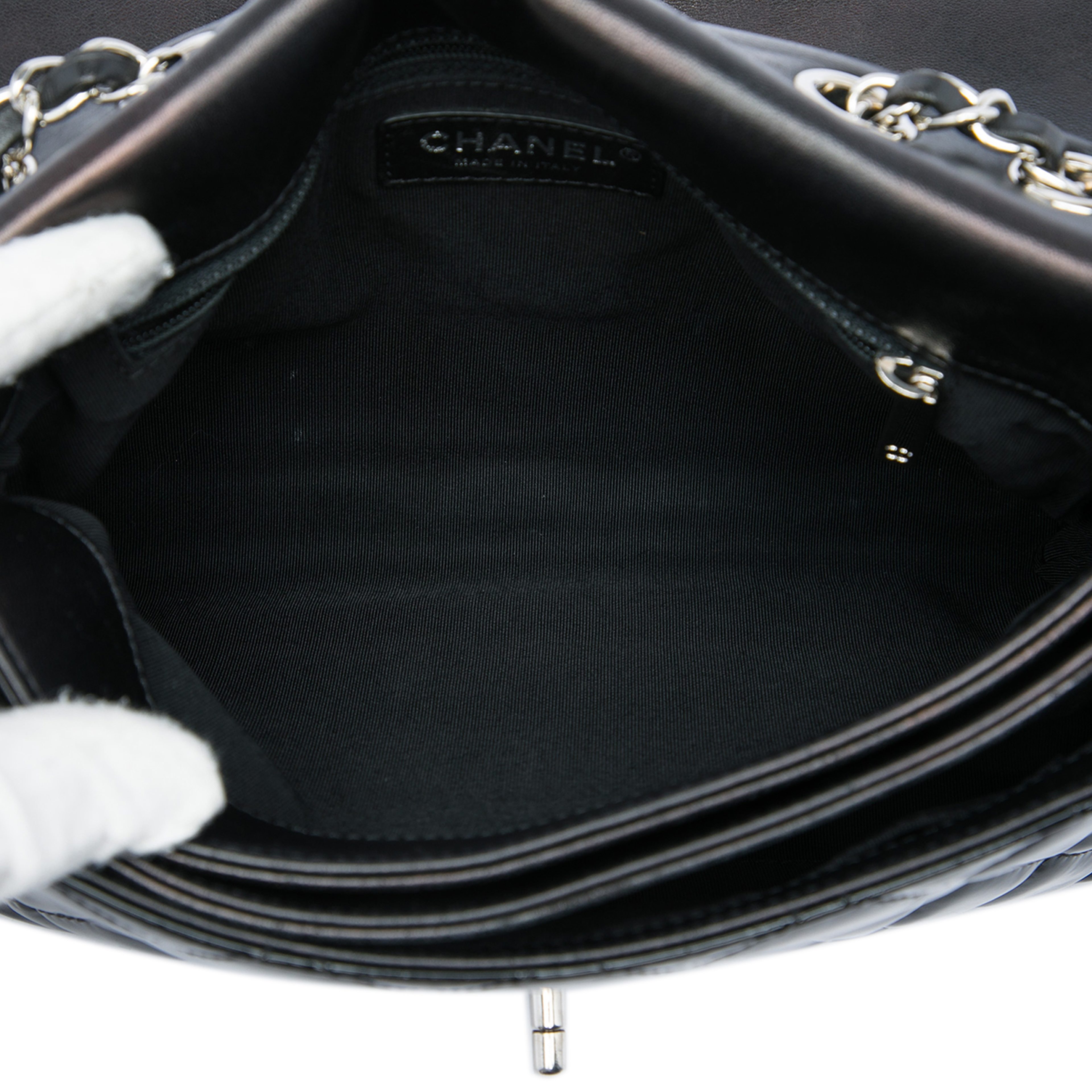 Chanel Large Cc Quilted Patent Double Compartment Flap, från Luxclusif, i färgen svart. Klicka för att öppna bilden i stort format