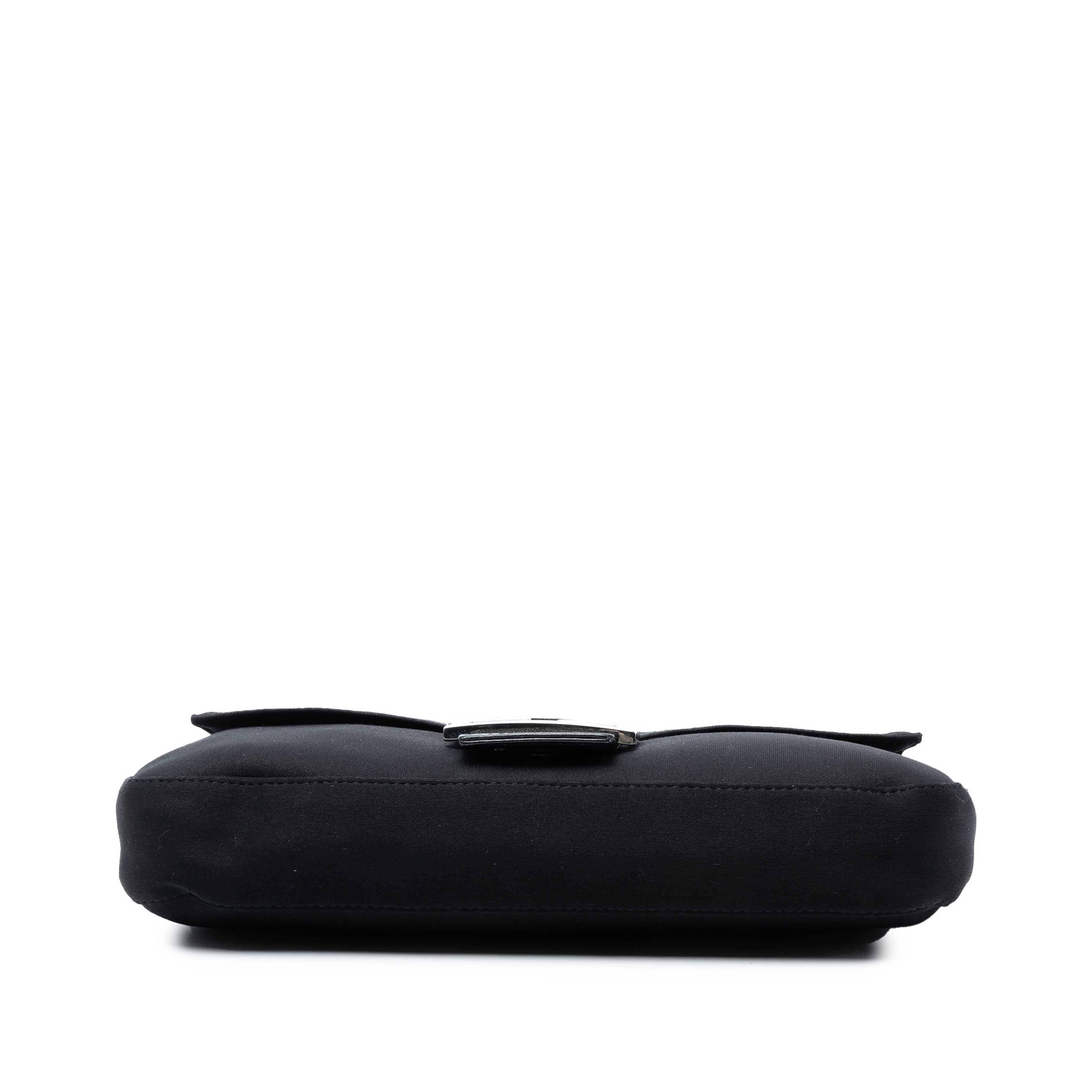 Fendi Neoprene Baguette, från Luxclusif, i färgen black. Klicka för att öppna bilden i stort format