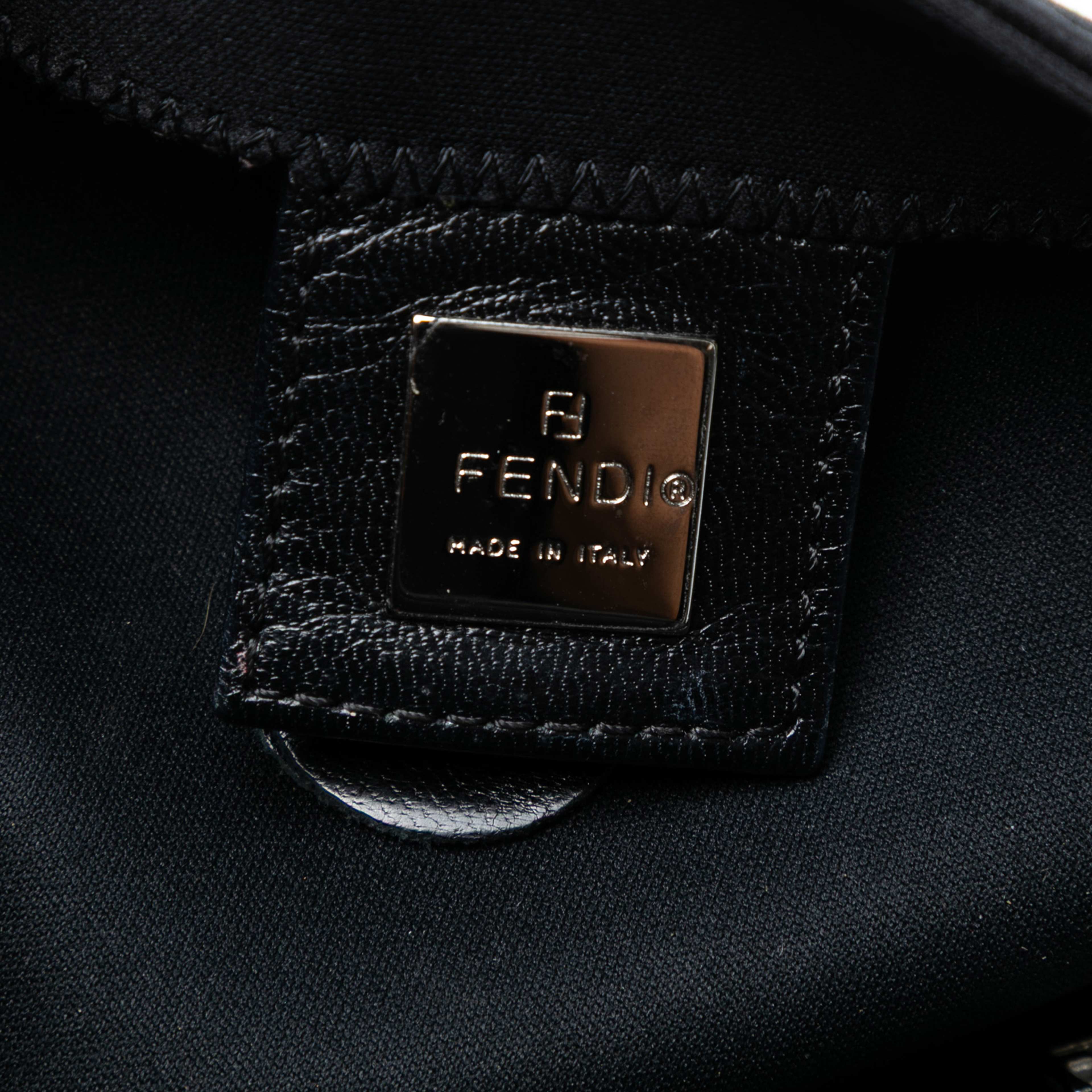 Fendi Neoprene Baguette, från Luxclusif, i färgen black. Klicka för att öppna bilden i stort format